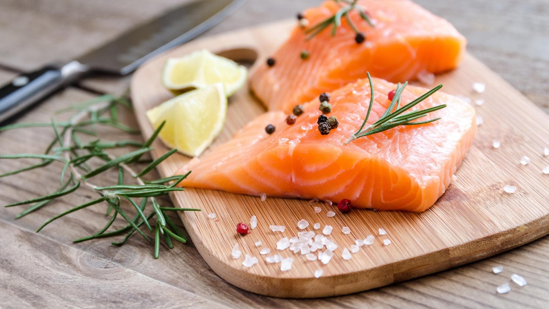Roher Lachs auf einem Holzbrett