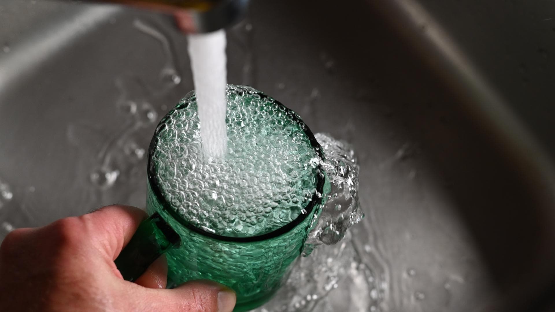 Leitungswasser wird in Glas gefüllt