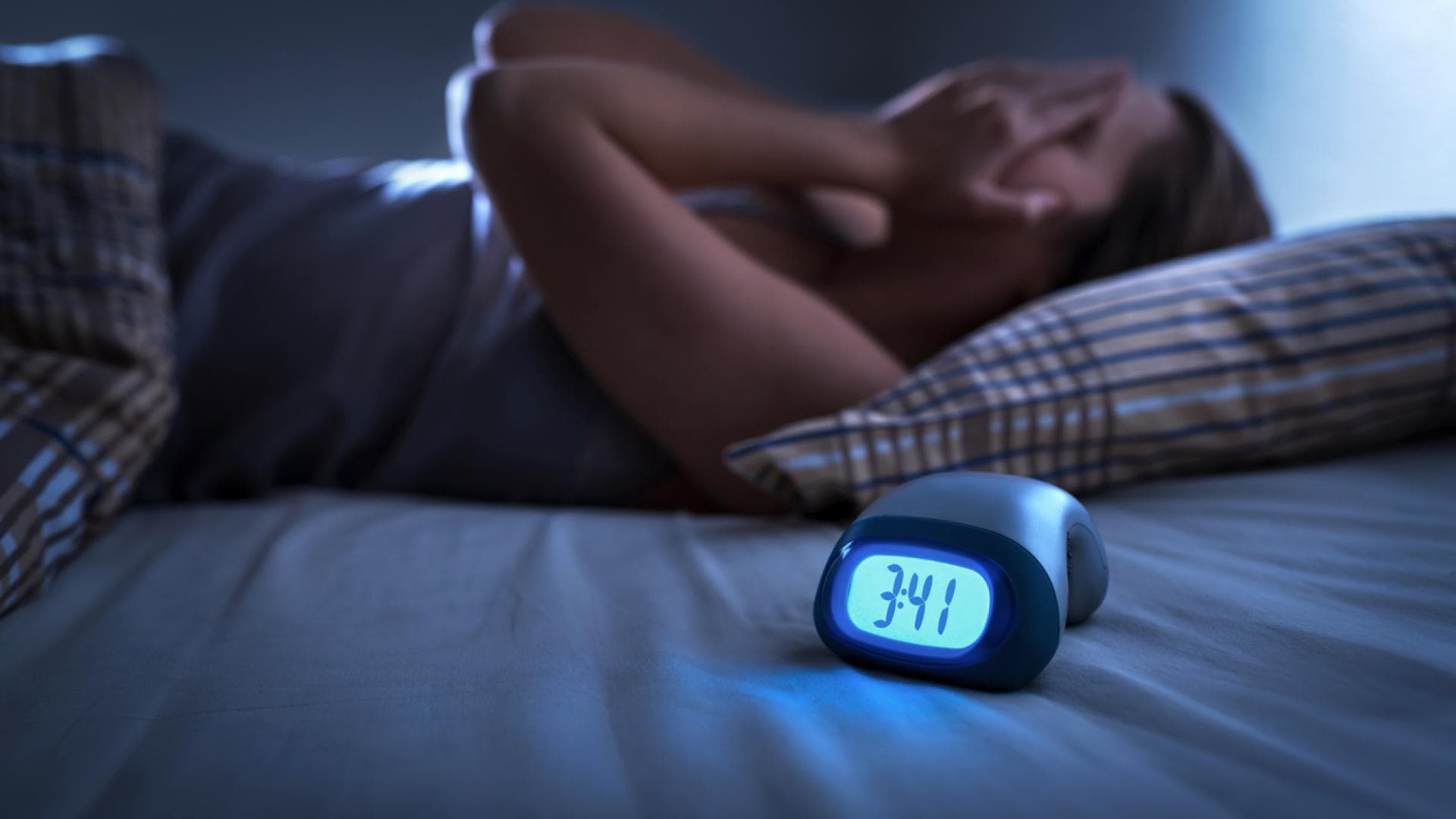 Frau mit Schlafstörungen im Bett