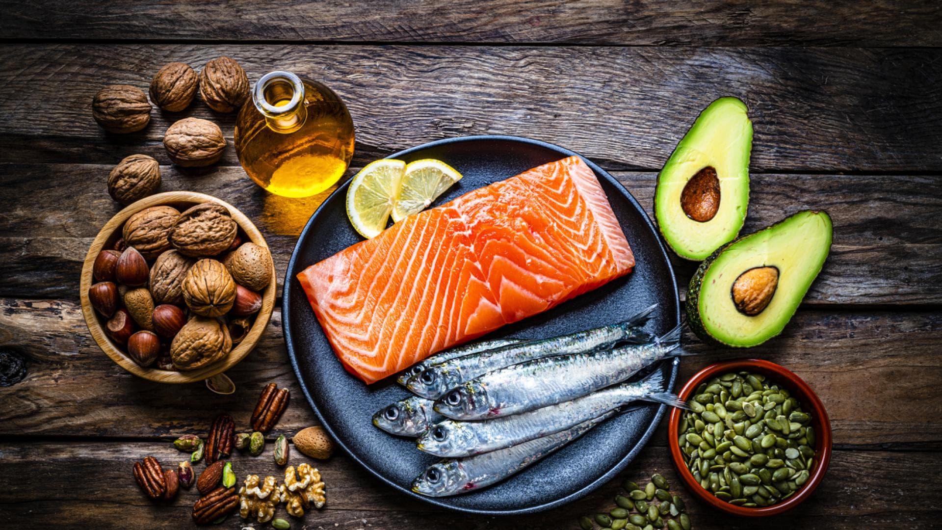 gesunde fettreiche Lebensmittel wie Fisch und Nüsse