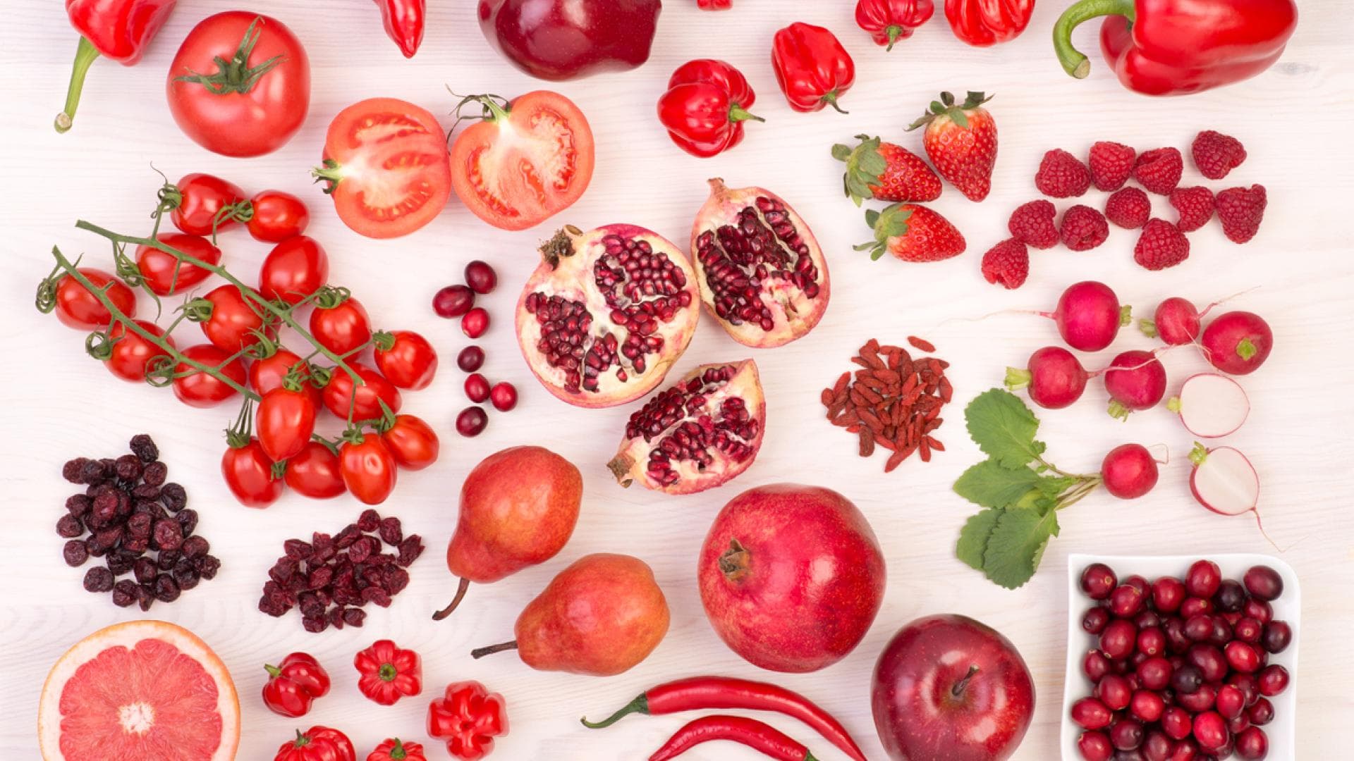 Flatlay von verschiedenen roten Gemüsesorten und Obststorten