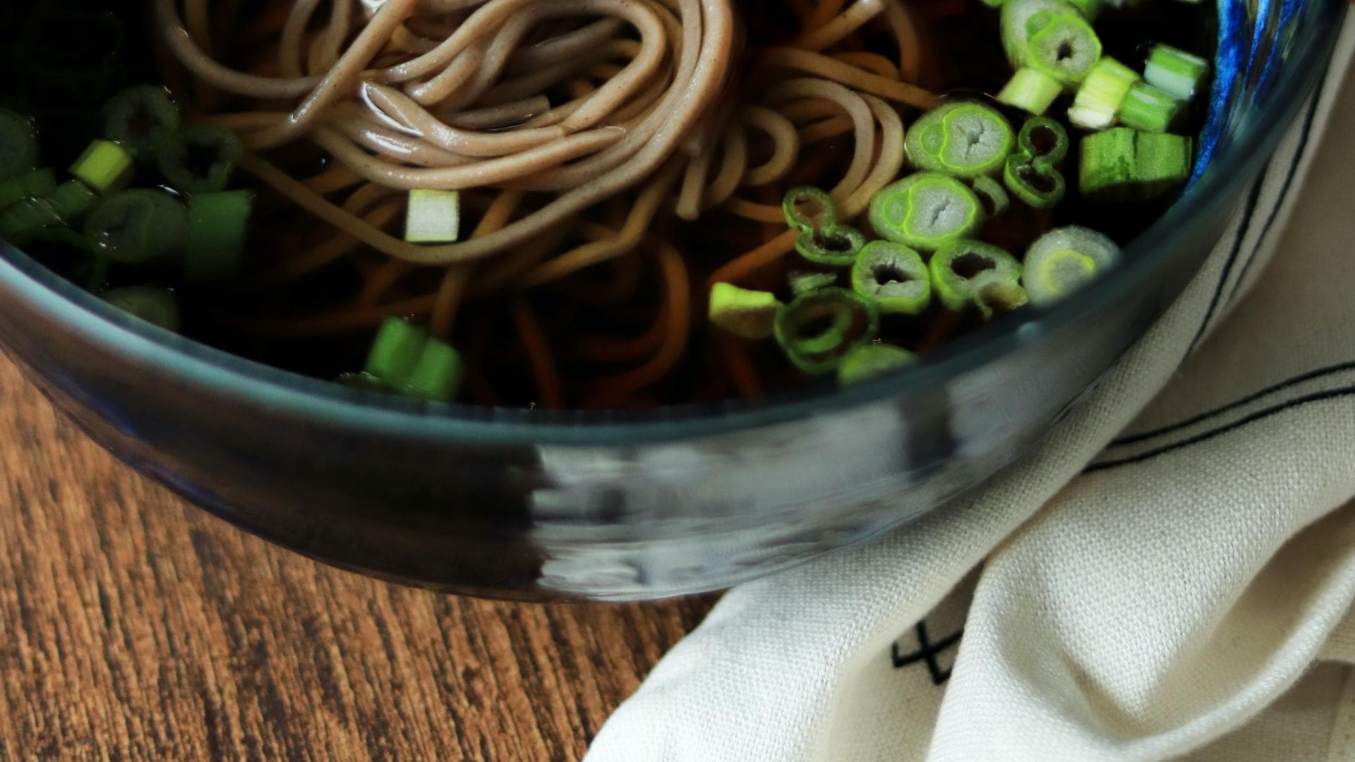 Soba sind aus Buchweizenmehl gemacht Soba-Nudeln in Brühe