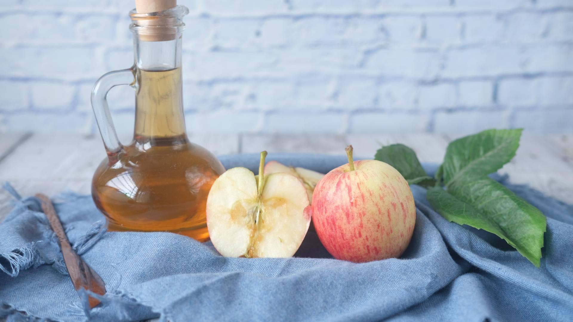 Apfelesig und aufgeschnittene Äpfel