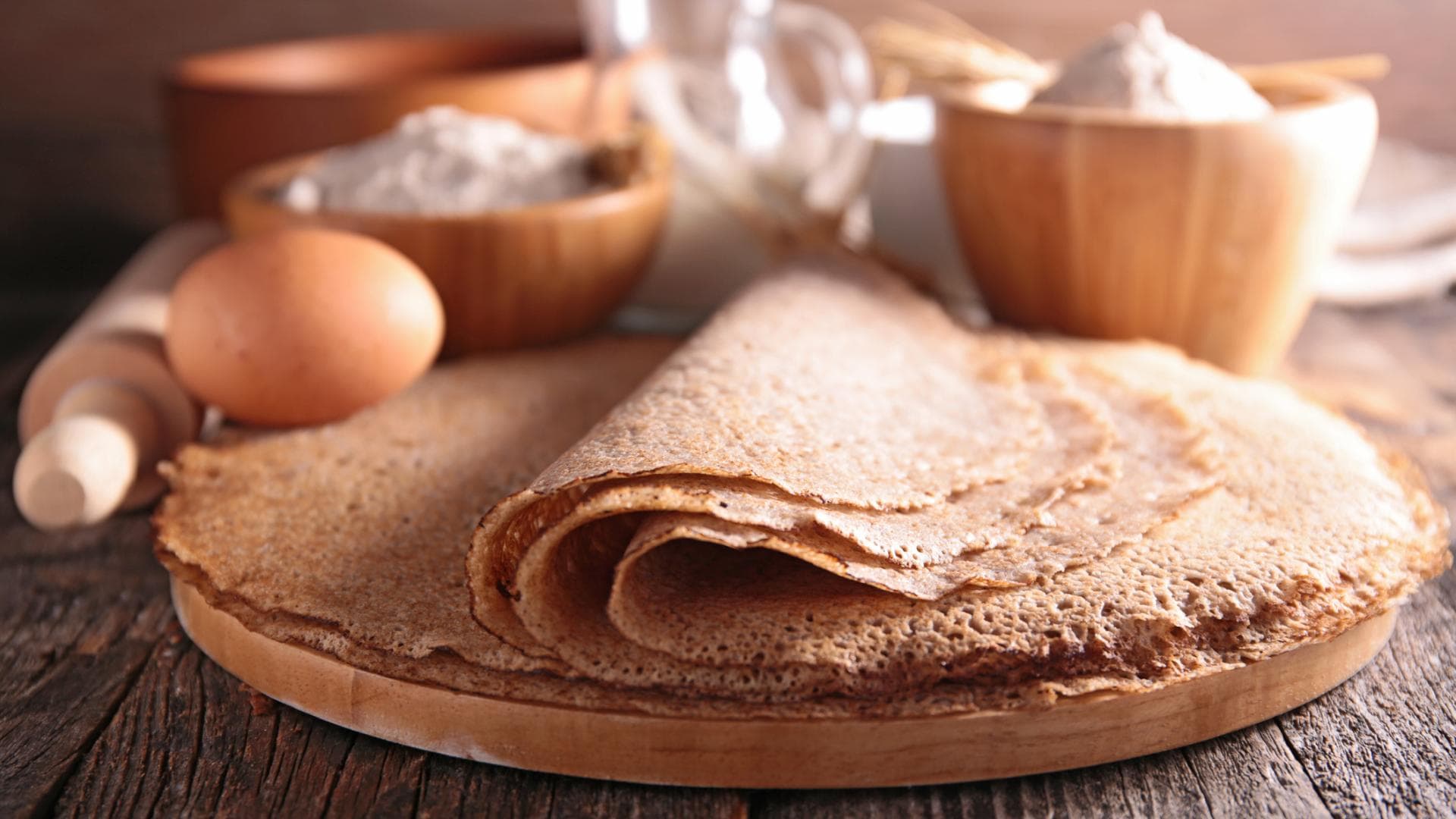 Buchweizen-Crêpes auf Holzbrett