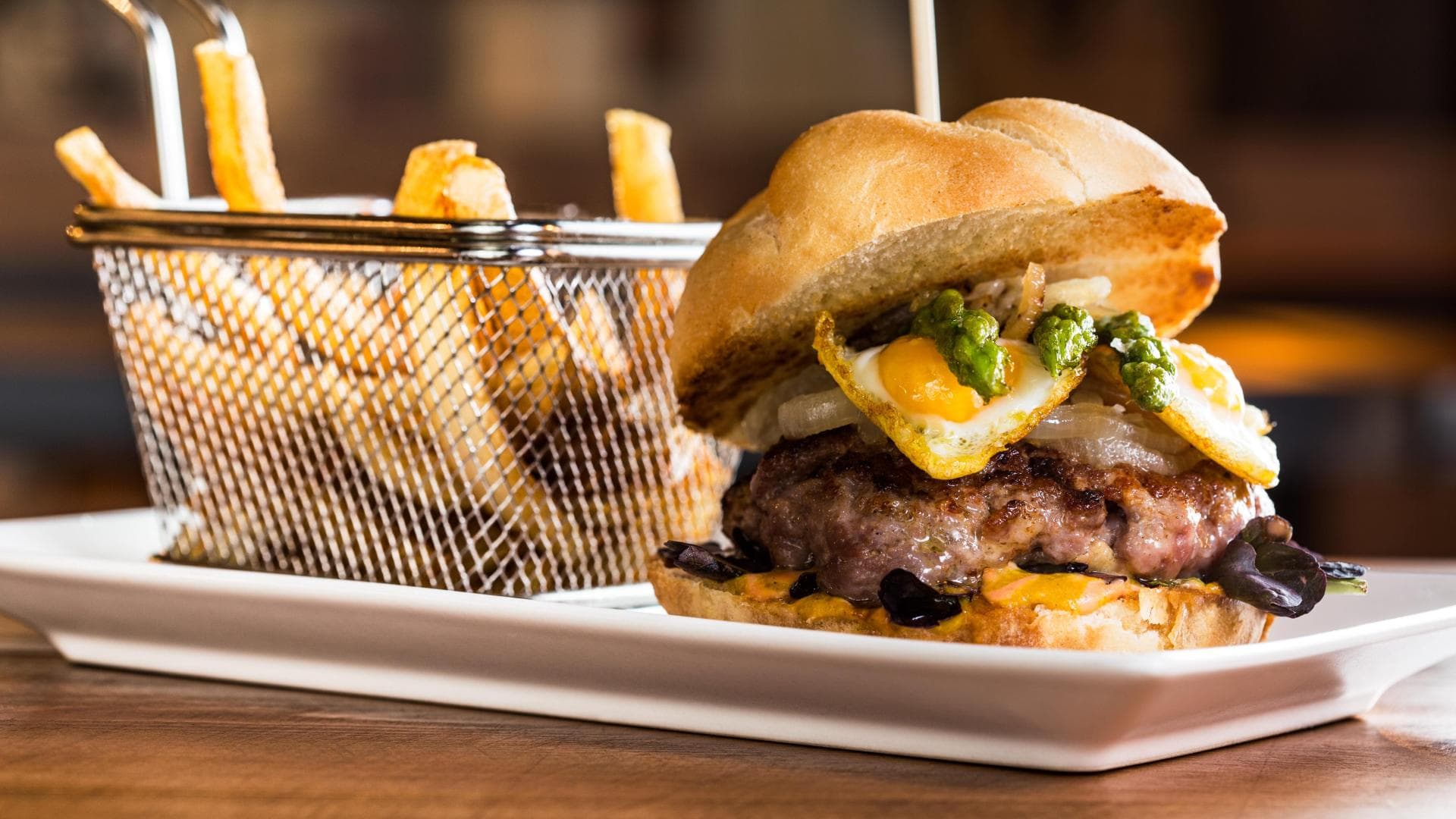Burger und Pommes