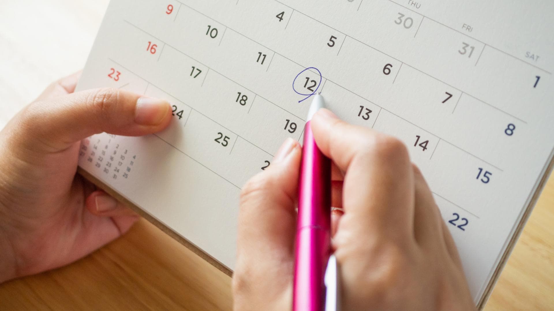 Frau berechnet ihren Eisprung am Kalender