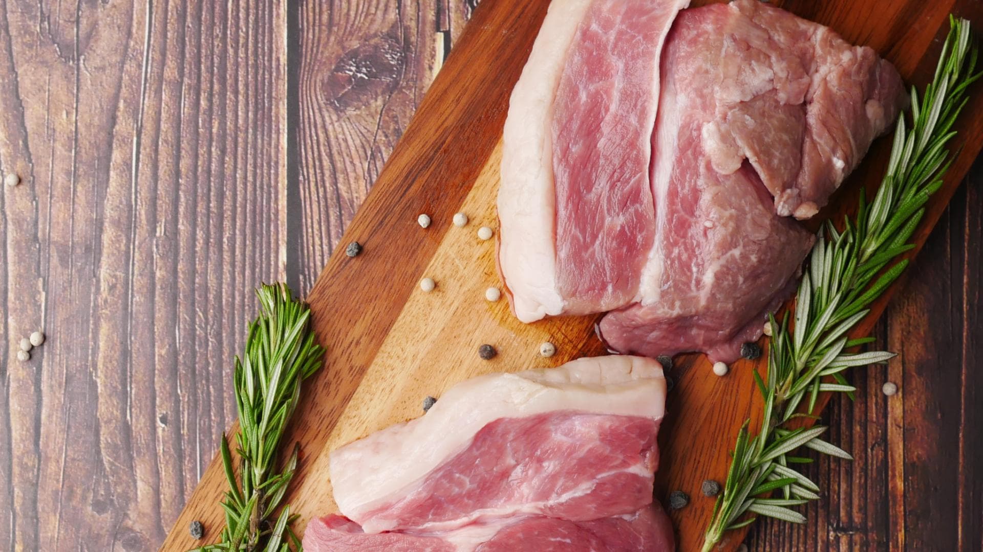 Rotes Fleisch auf Holzbrett Rotes Fleisch auf Holzbrett