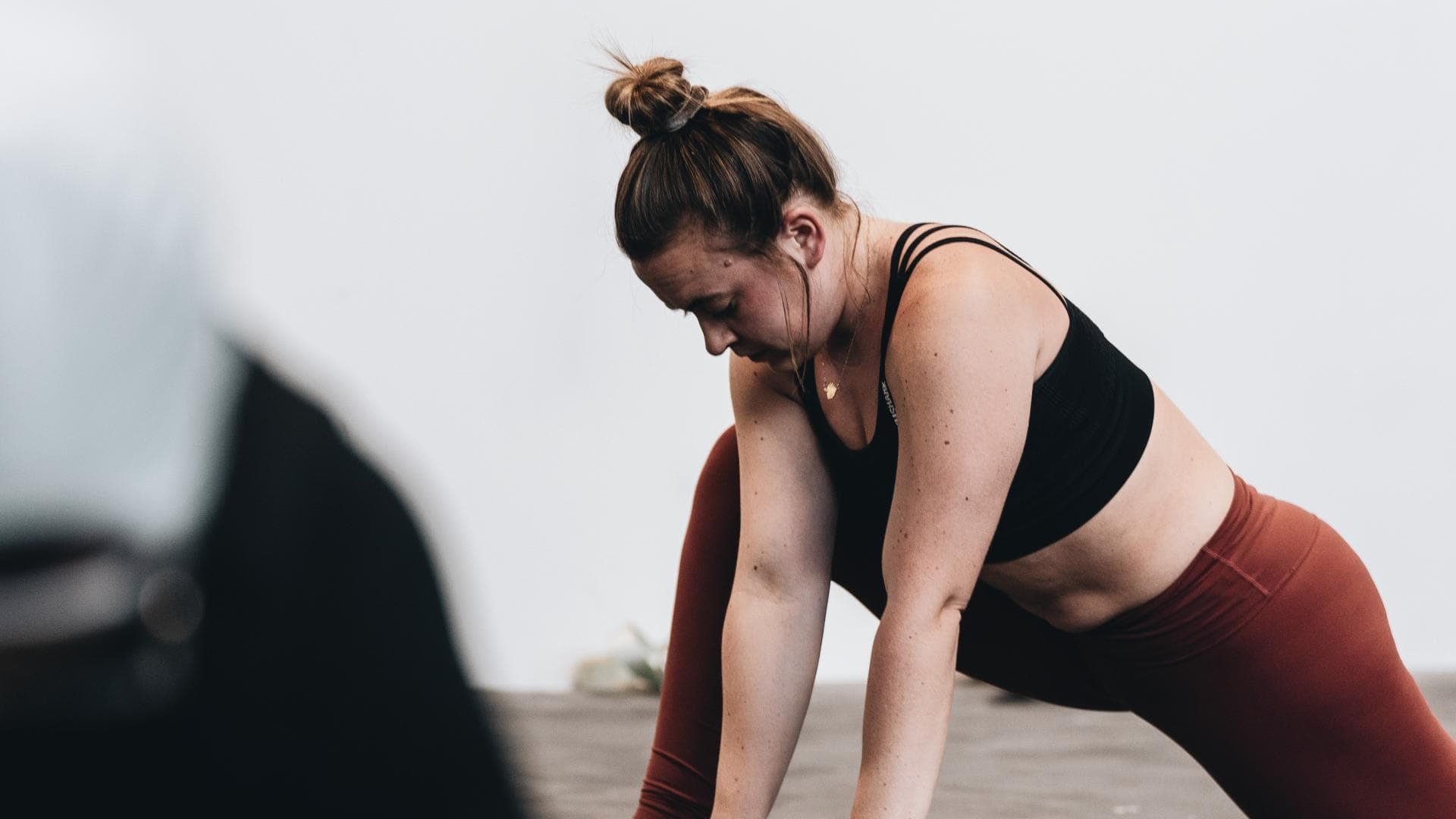 Frau dehnt Hüfte beim Yoga