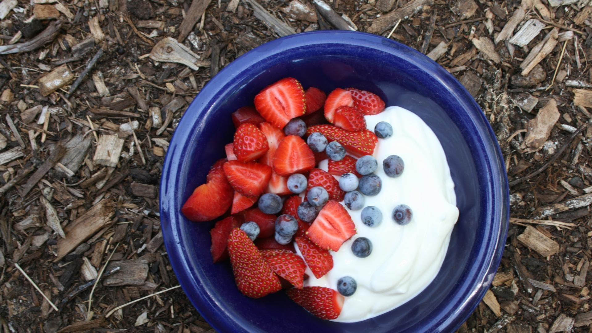 Joghurt mit frischen Früchten und Beeren