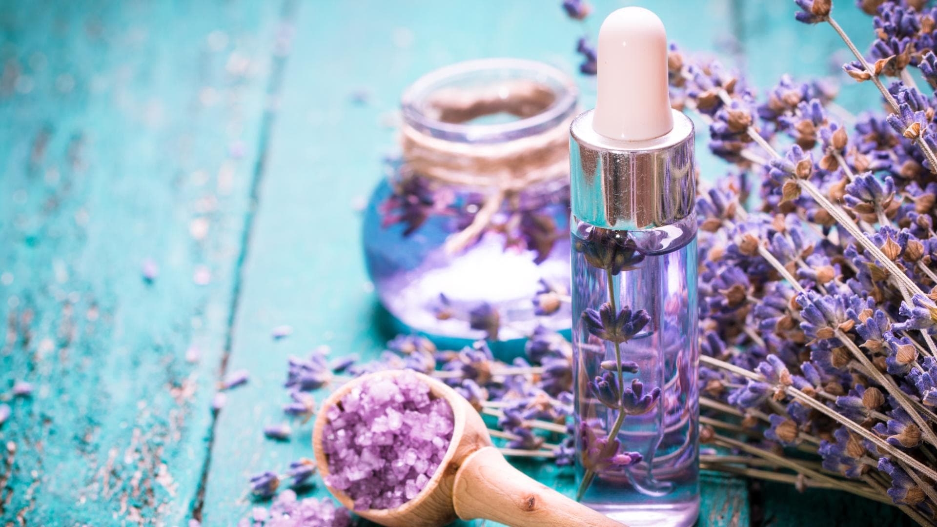 Kleines Fläschchen mit Parfümöl und Lavendel