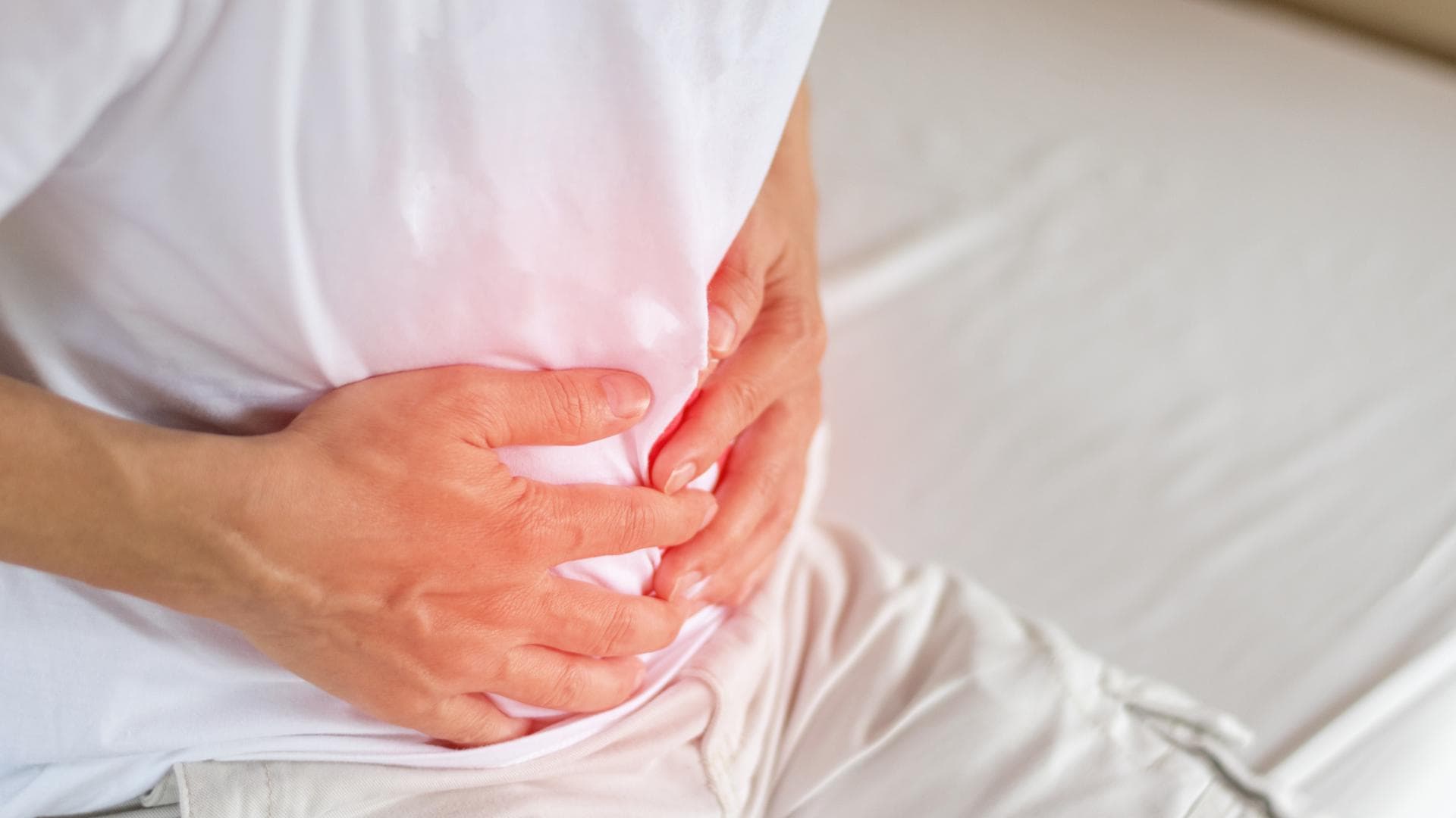 Leistenschmerzen beim Mann im Unterbauch