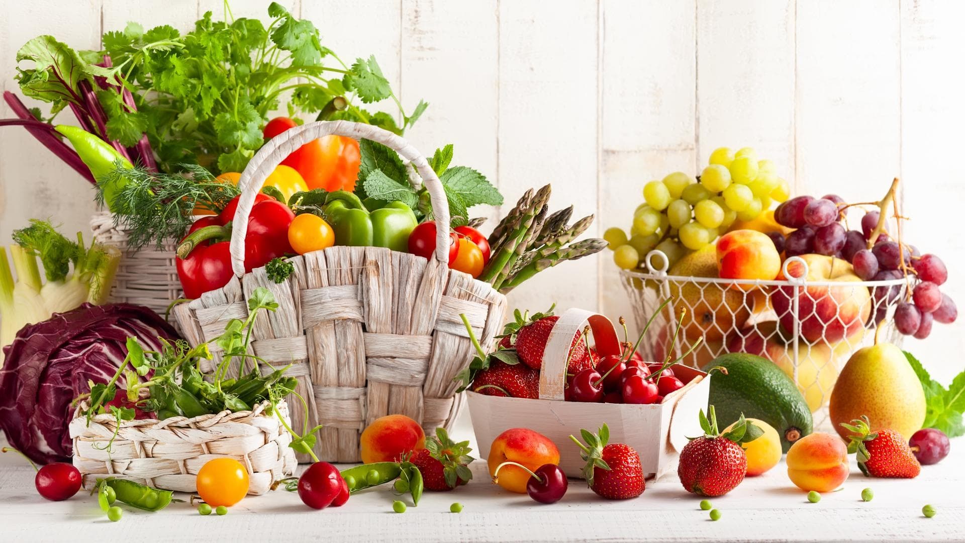 Verschiedenes Obst und Gemüse in Körben