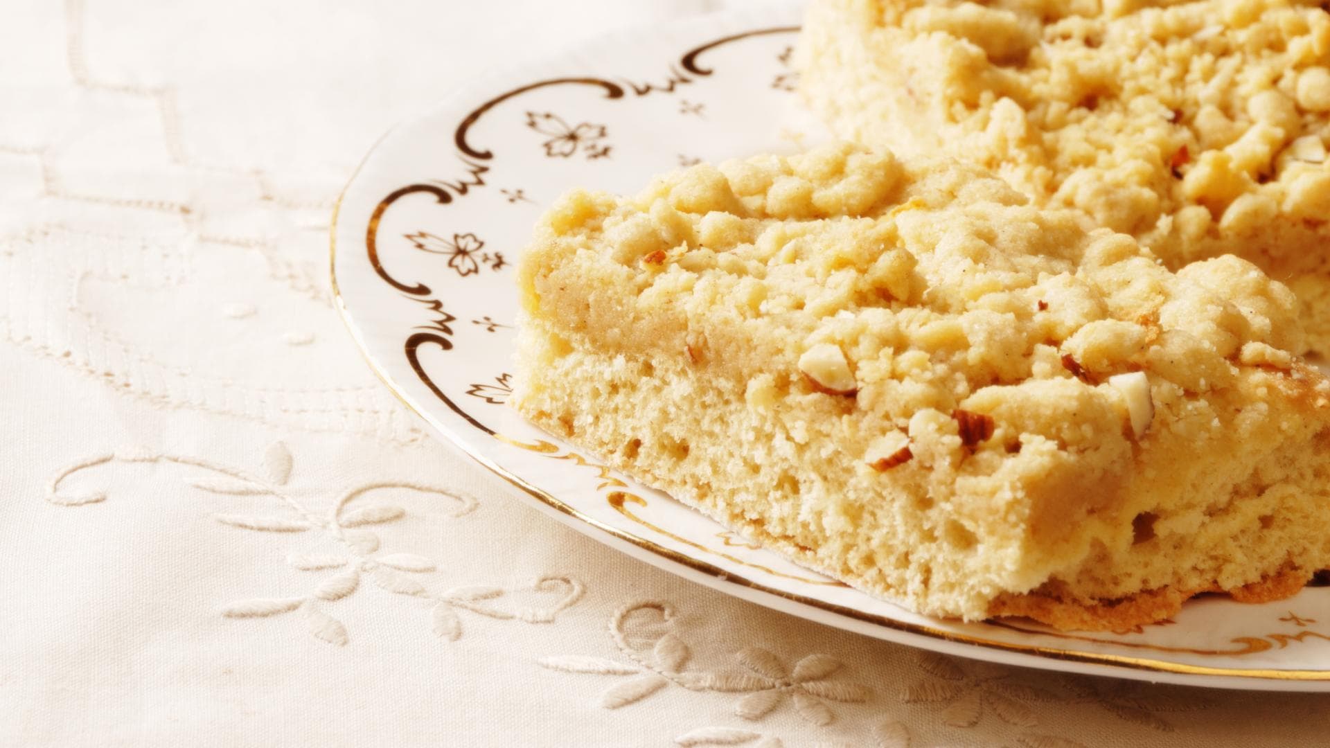 Streuselkuchen lieber meiden buttriger, frischer Streuselkuchen auf Teller