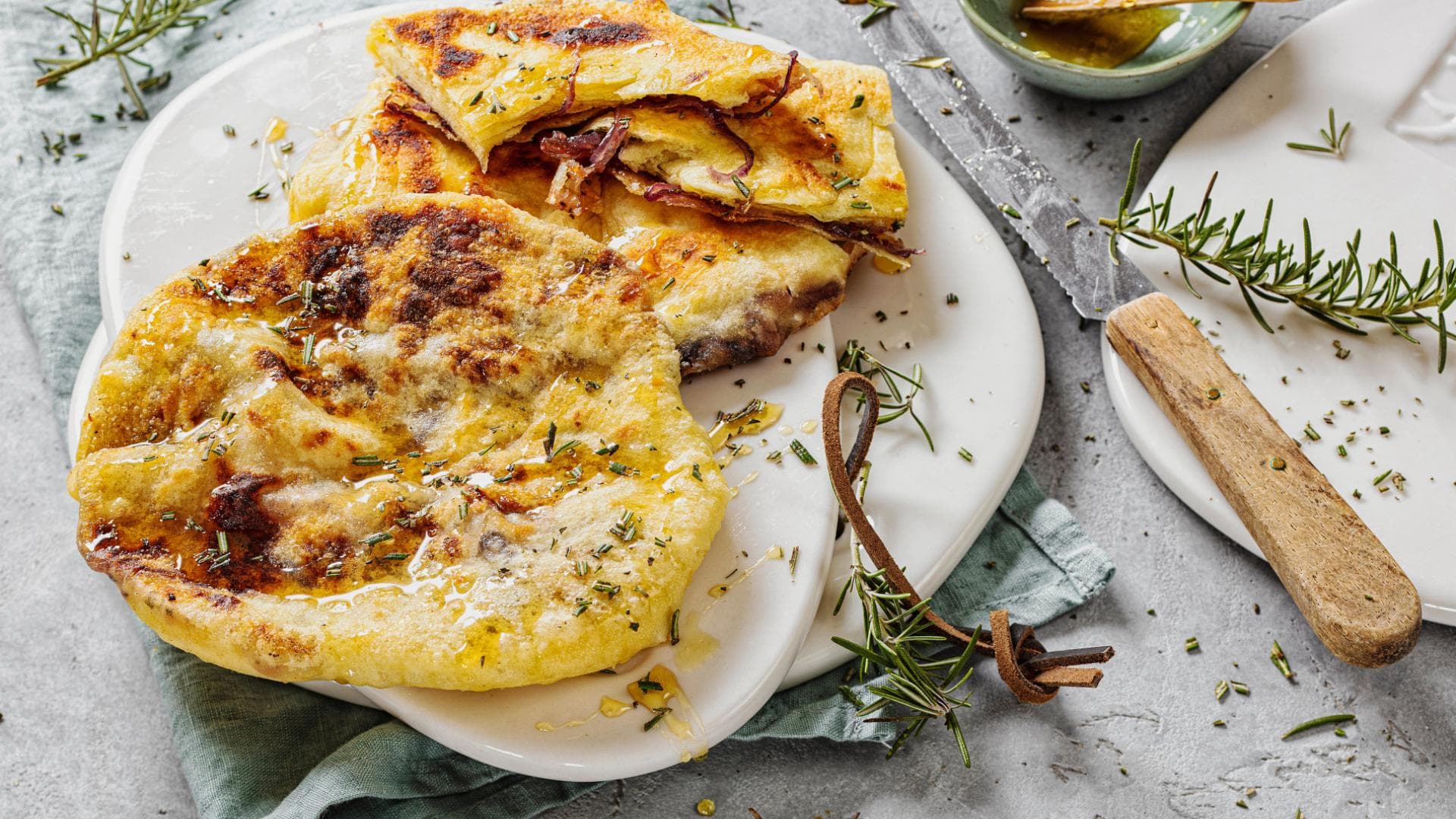 Zwei Fladen mit Ziegenkäse und Rosmarin