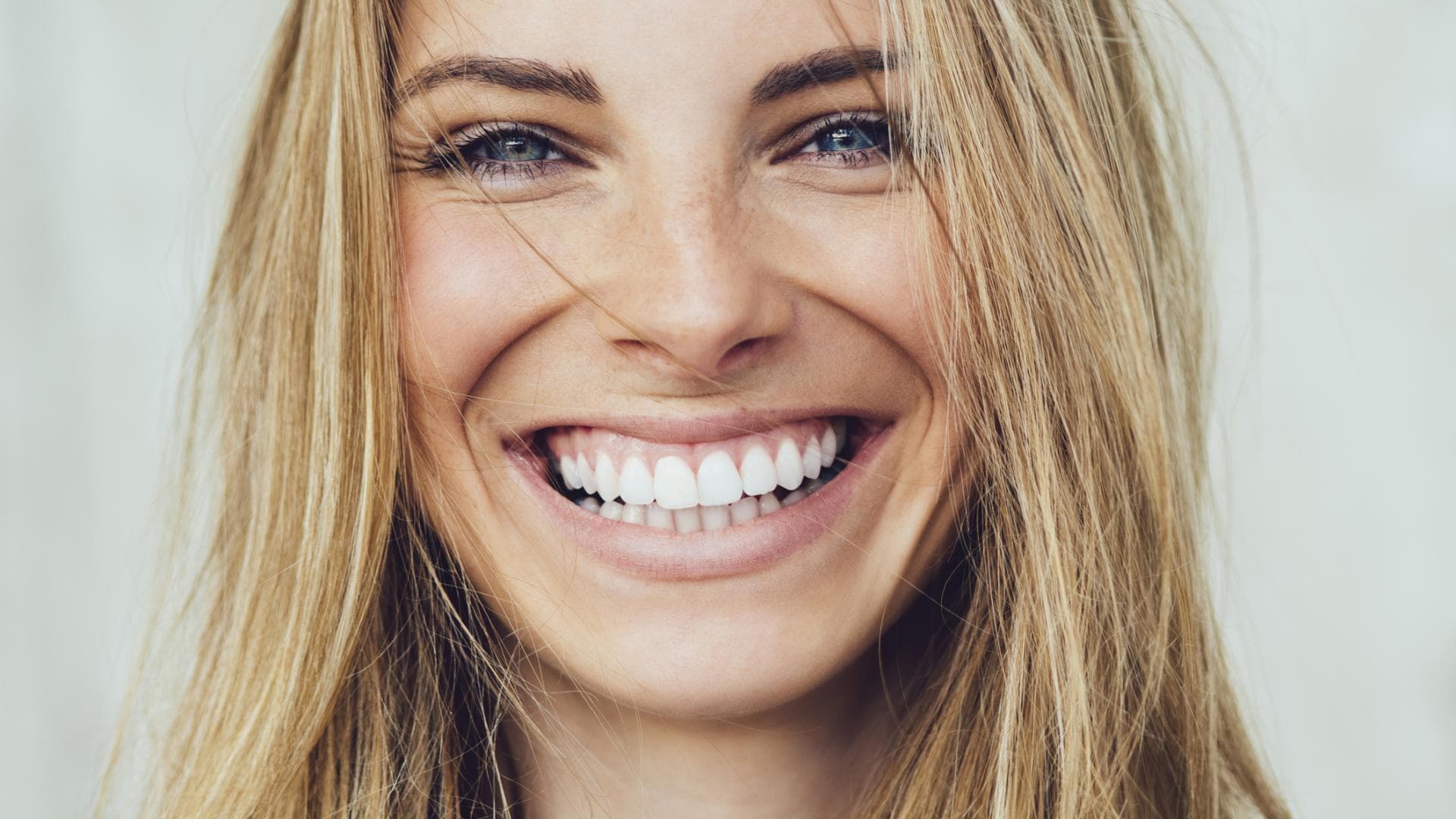 Blonde Frau lächelt
