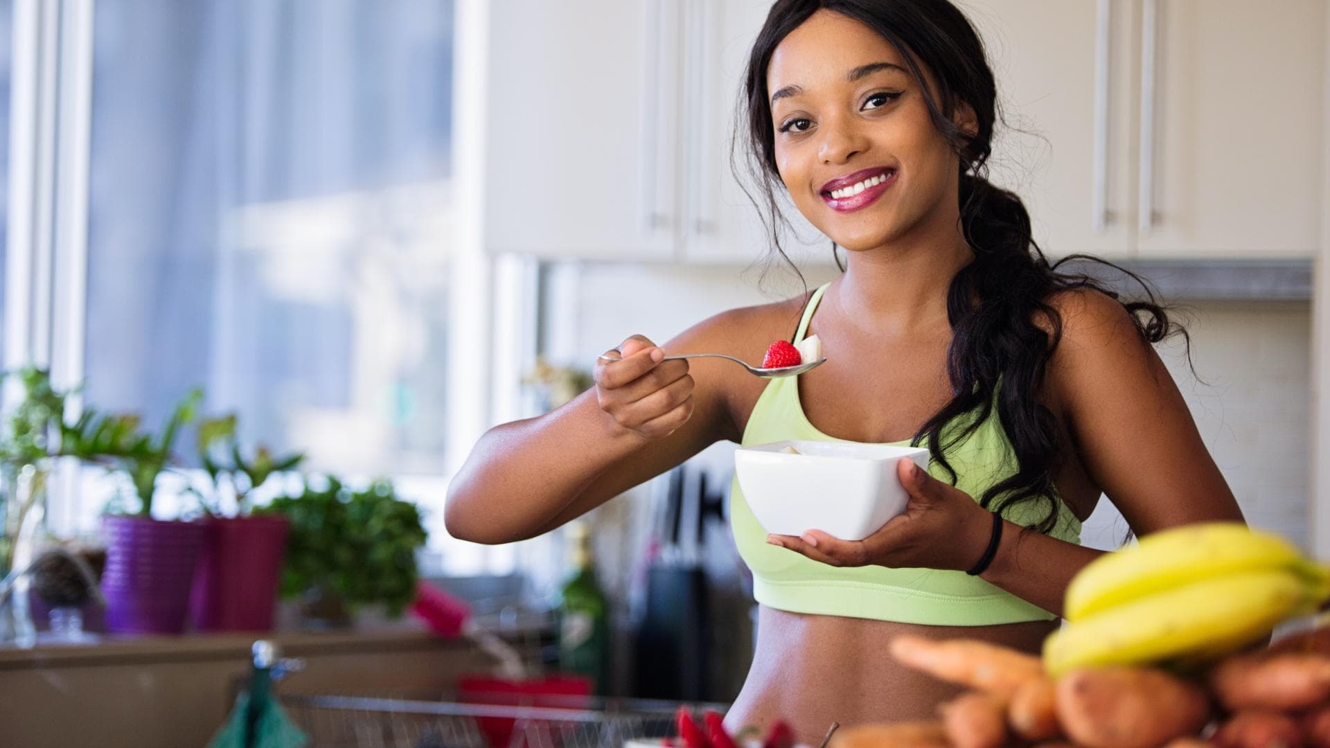 Frau ernährt sich gesund Frau gesunde Ernährung