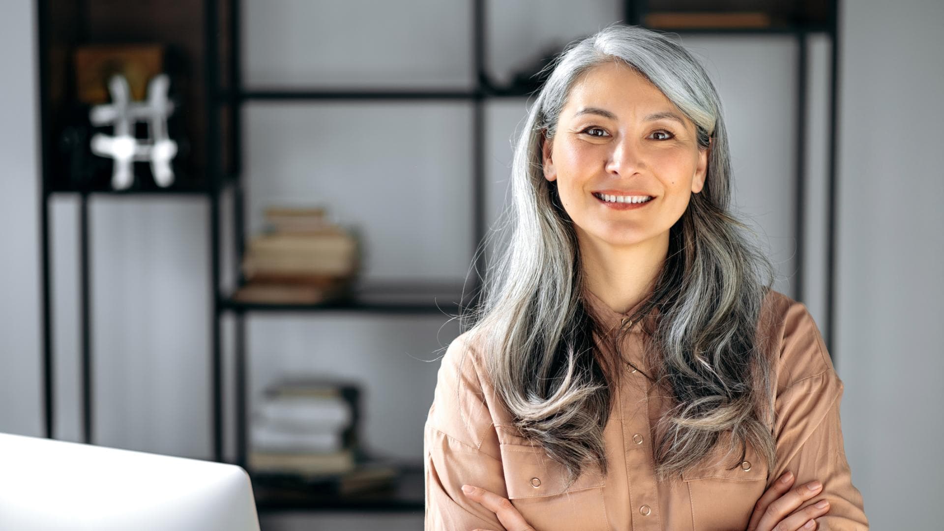 Frau mit grauen Haaren