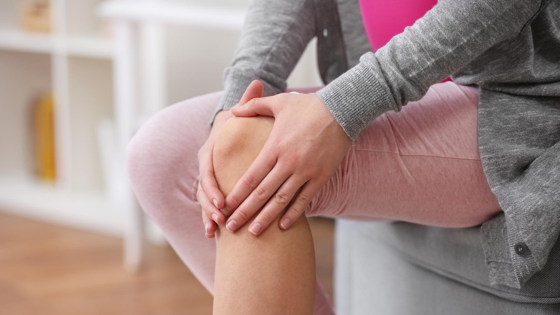 Frau umfasst Knie
