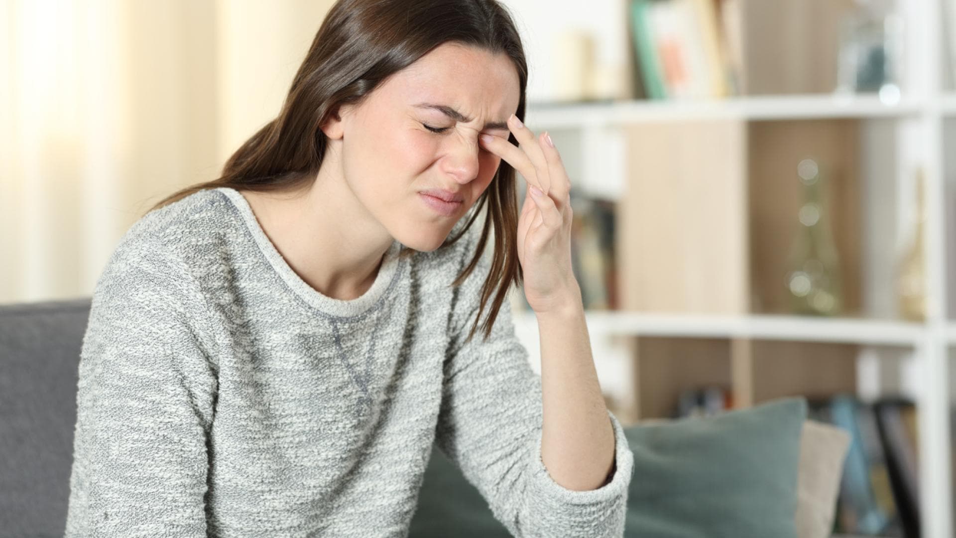 Frau mit Schermzen im Auge