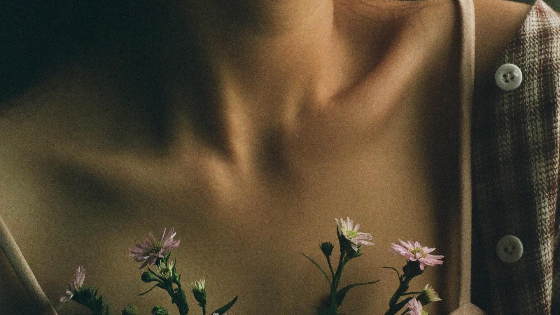 Blumen sprießen aus Dekolettee bei Frau