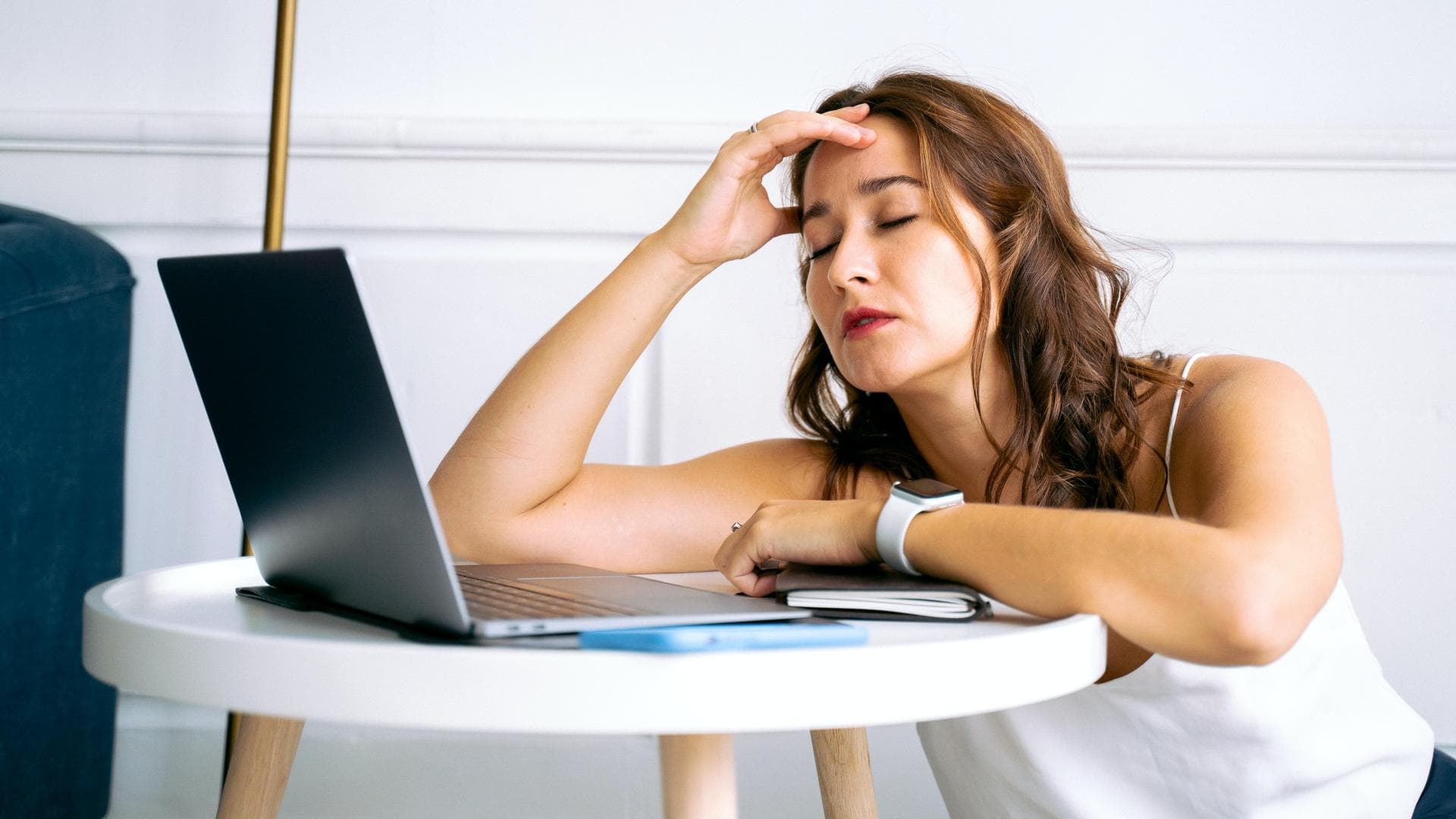 Kopfschmerzen auf Arbeit Frau hat Kopfschmerzen im Homeoffice