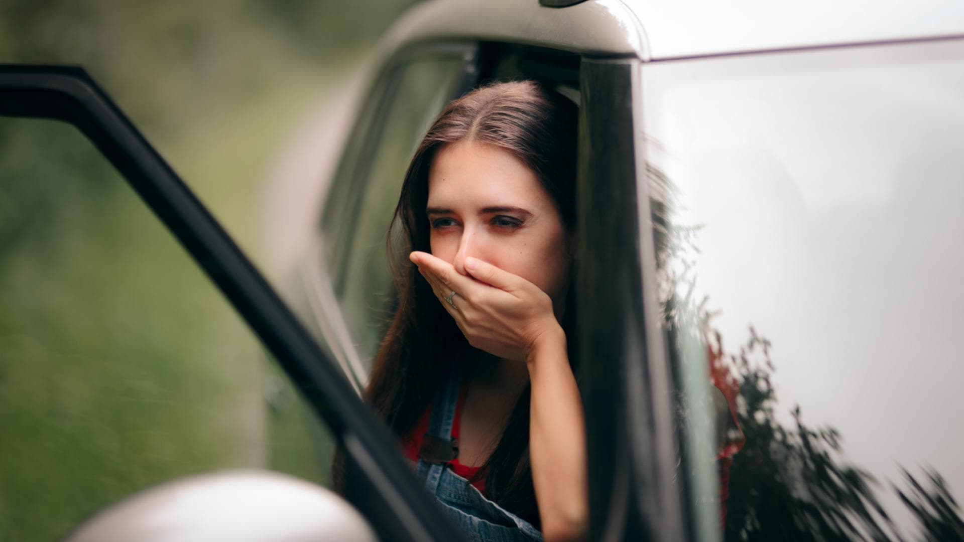 Frau wird übel im Auto