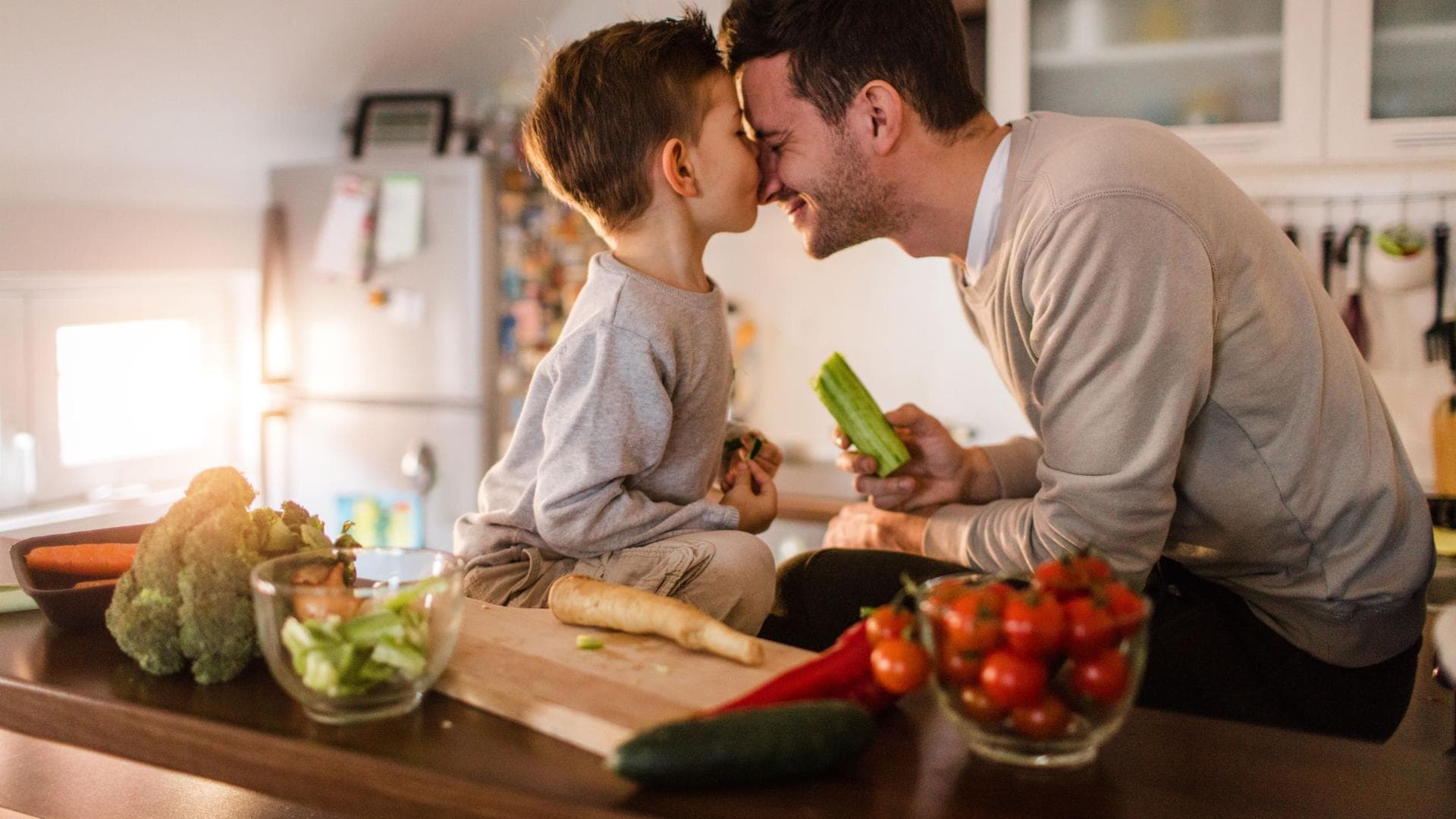 Vater und Sohn in Küche