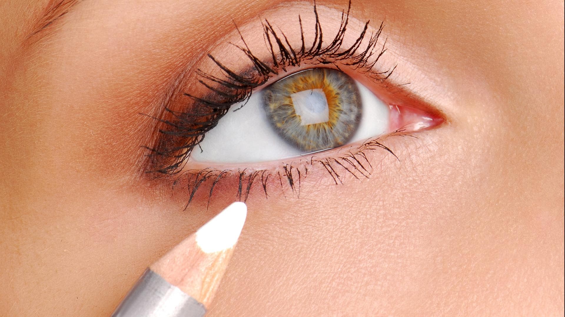 Weißer Kajal am Auge Weißer Kajal am Auge