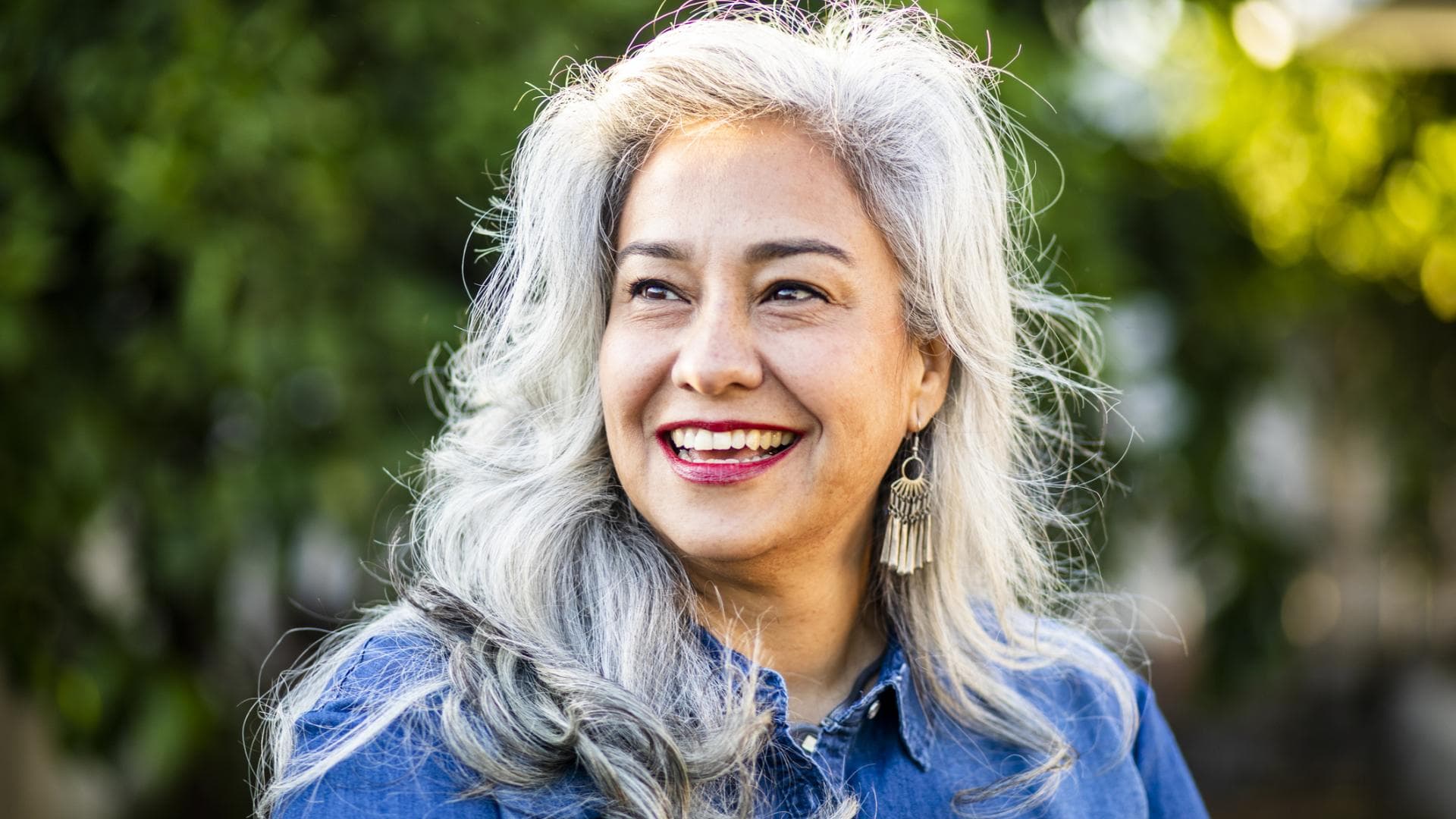 Graue Haare rauswachsen lassen 5 Tipps