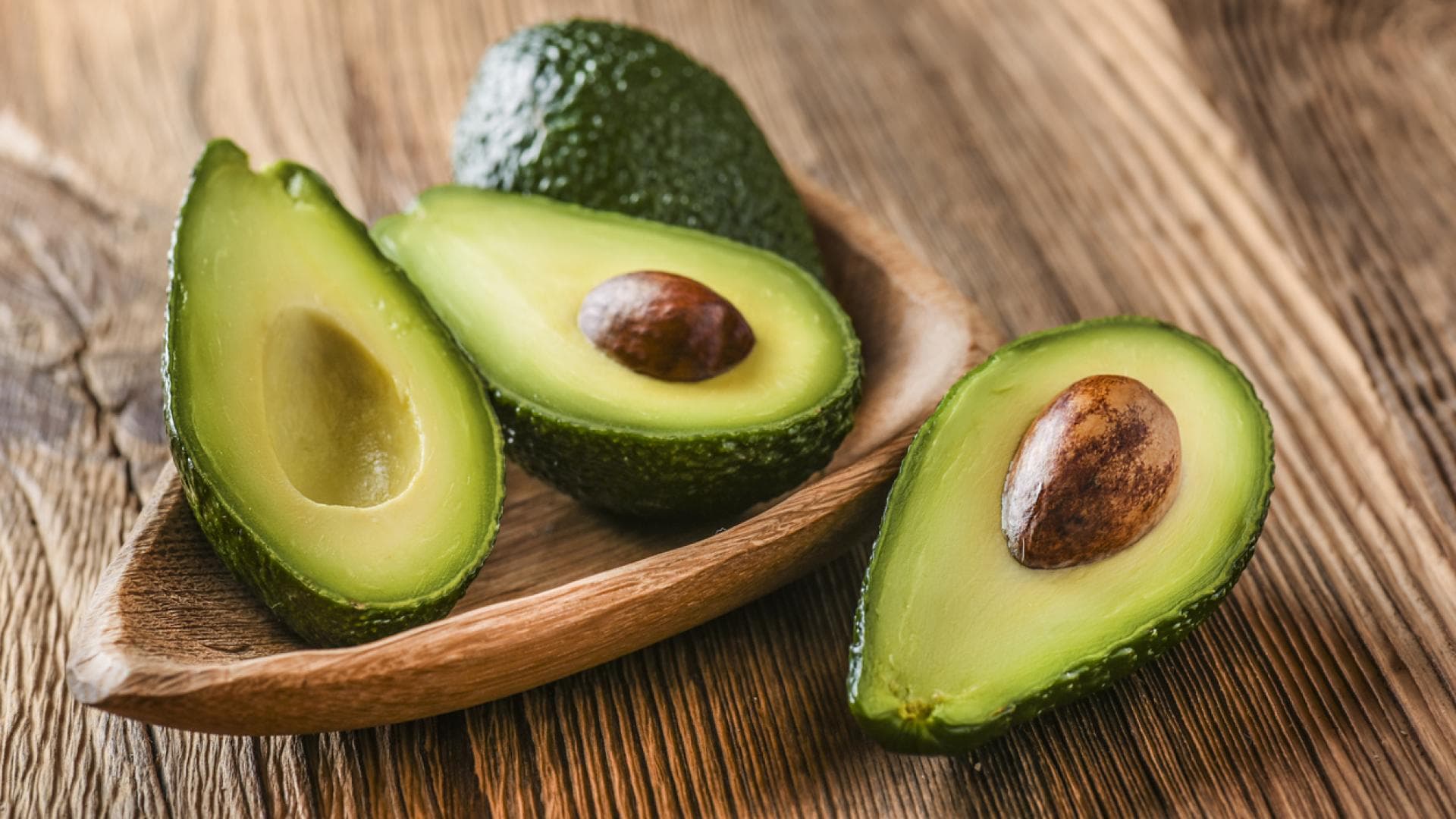 Avocados liefern wertvolle Nährstoffe frisch aufgeschnittene Avocados