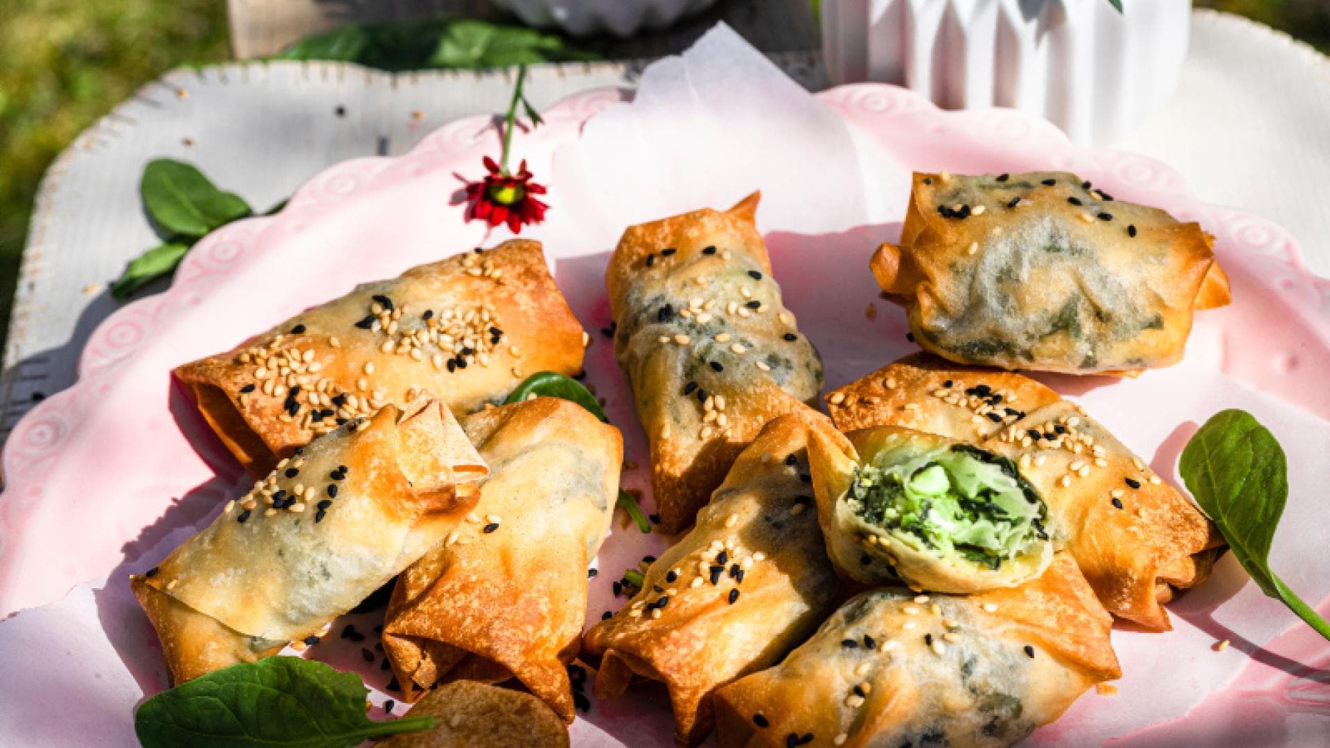 Kleine Börek mit Schwarzkümmel und Spinat Kleine Börek mit Schwarzkümmel und Spinat