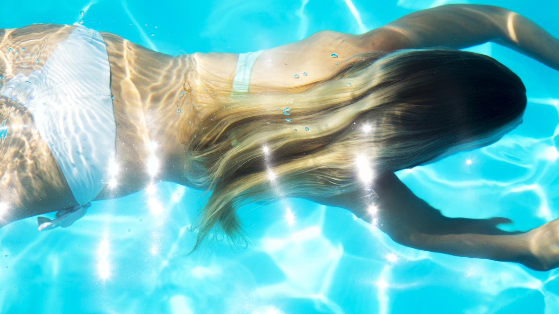 Frau schwimmt im Pool