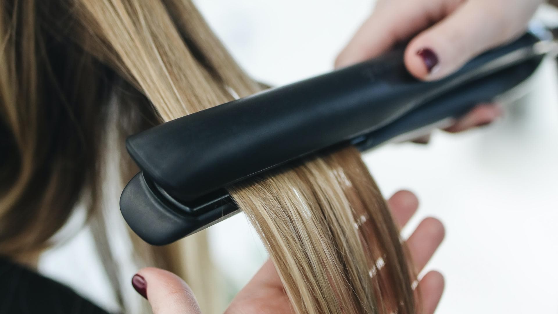 Frau werden Haare geglättet