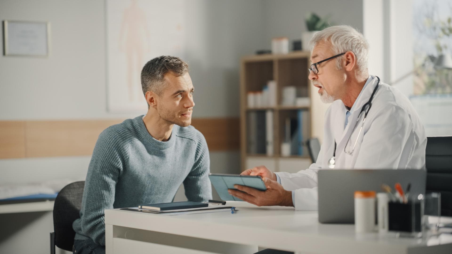 Mann wird beim Urologen beraten Mann wird beim Urologen beraten