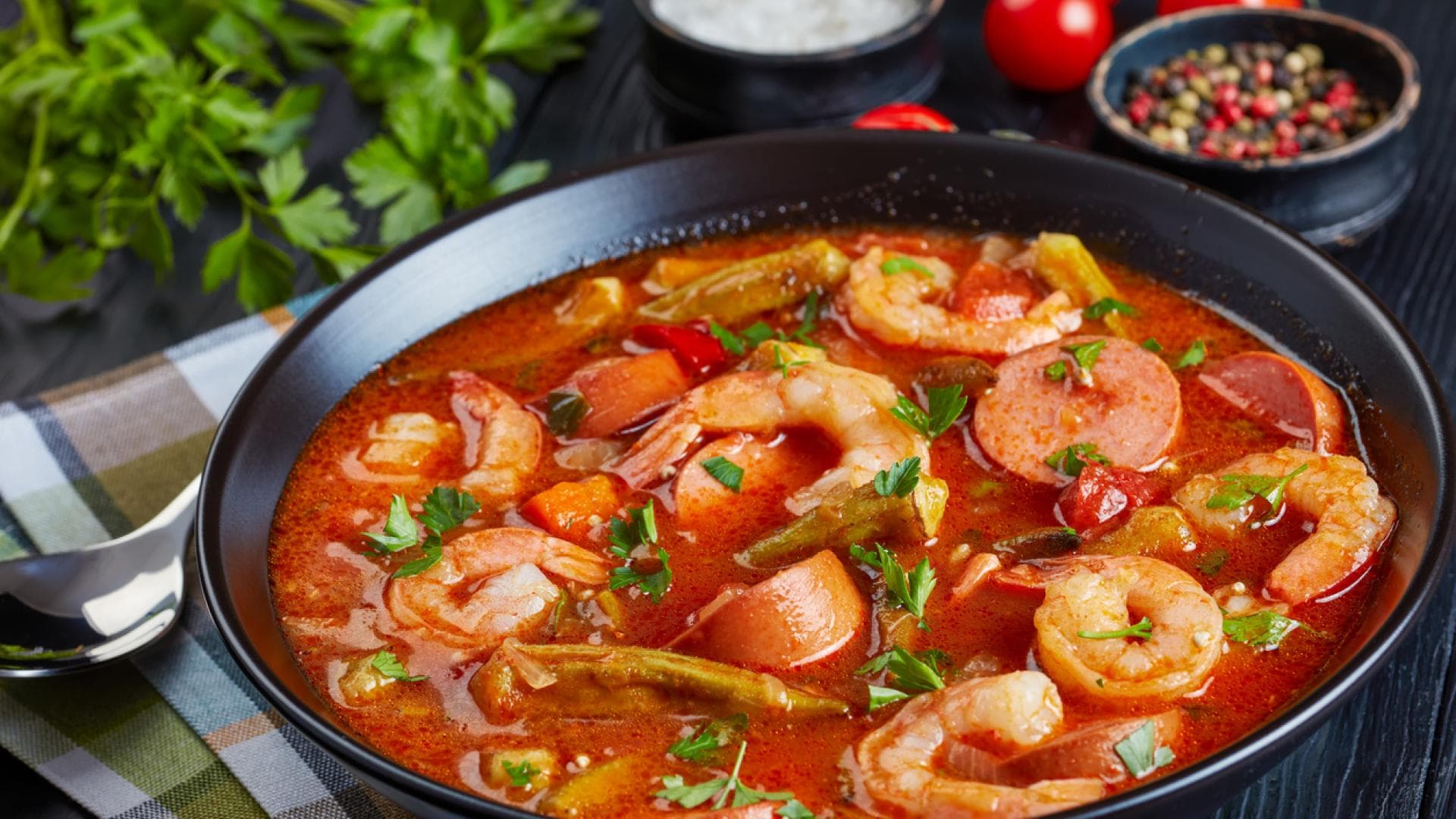 Gumbo mit Okra, Shrimps und Wurst