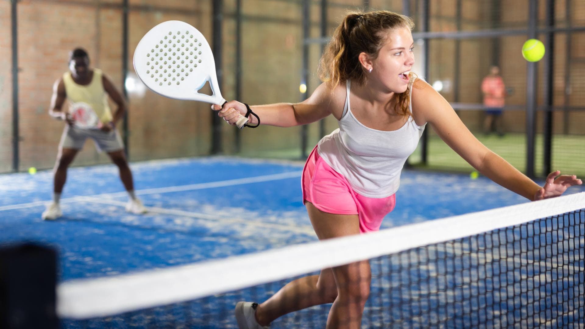Frau spielt Padel