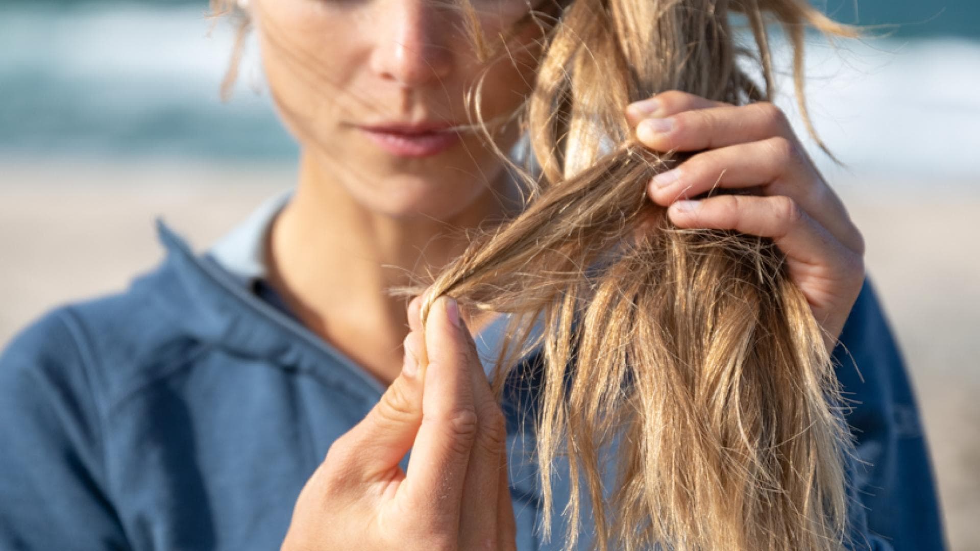 Frisuren gegen Spliss Frau beobachtet Spliss an den eigenen Haaren