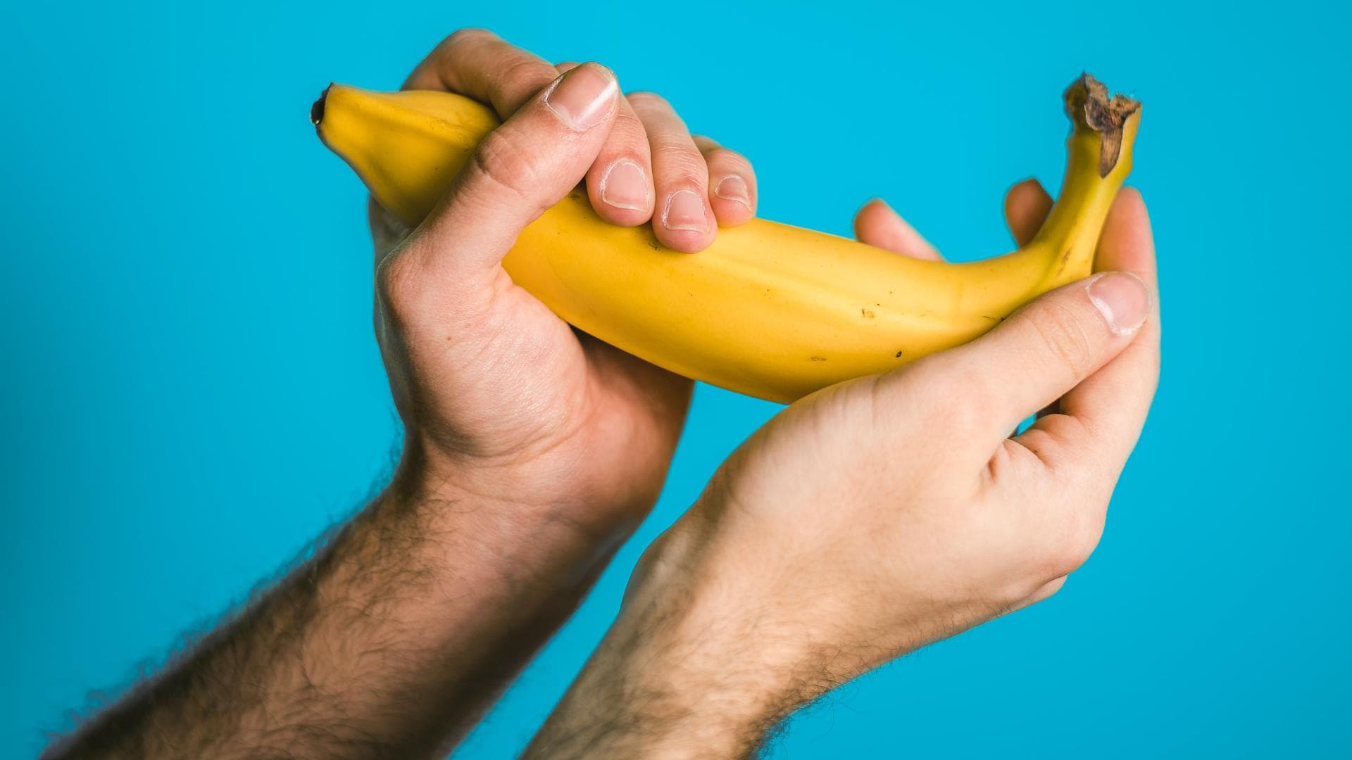 Männerhände halten Banane
