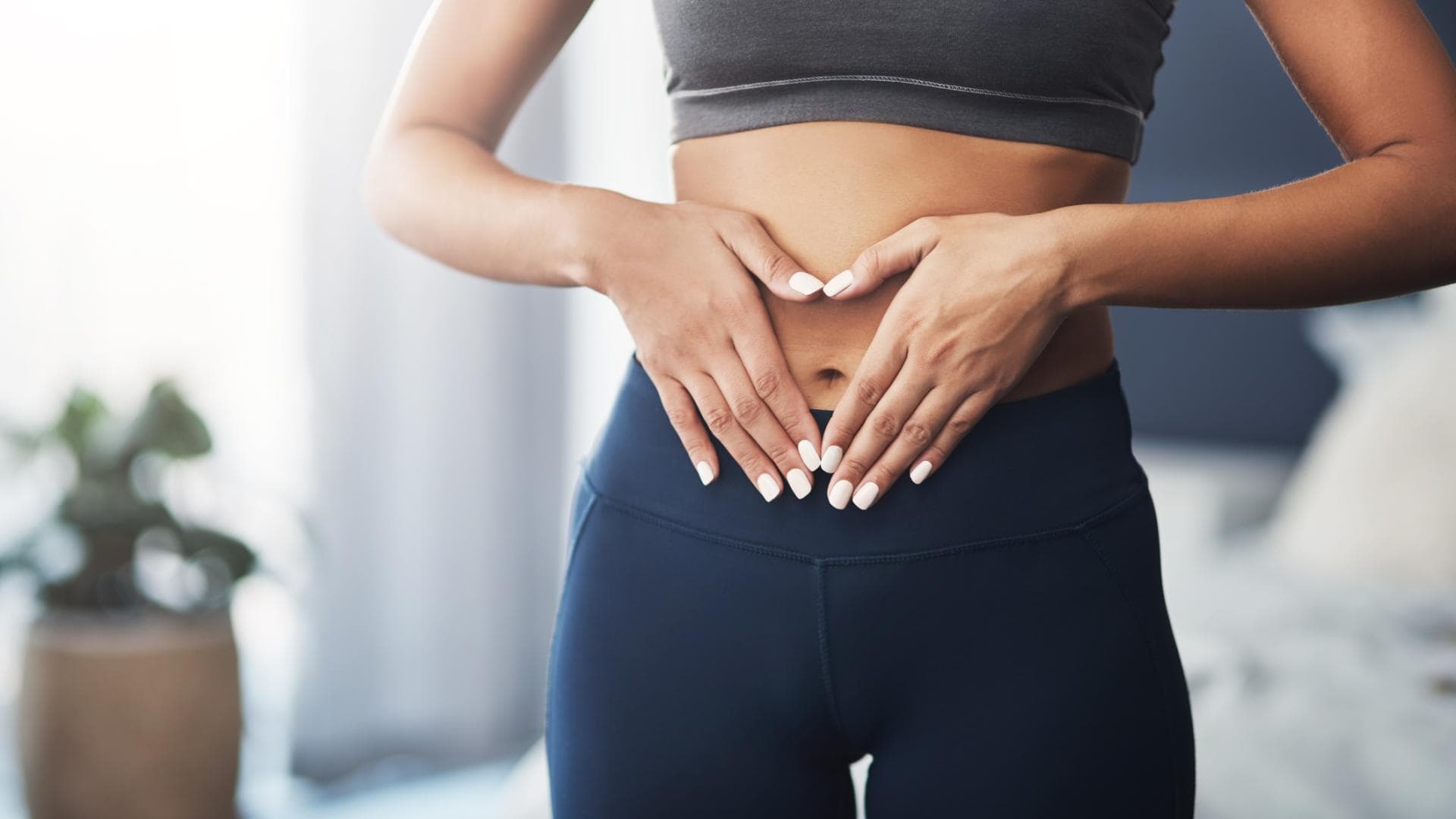 Frau legt Hände auf Bauch