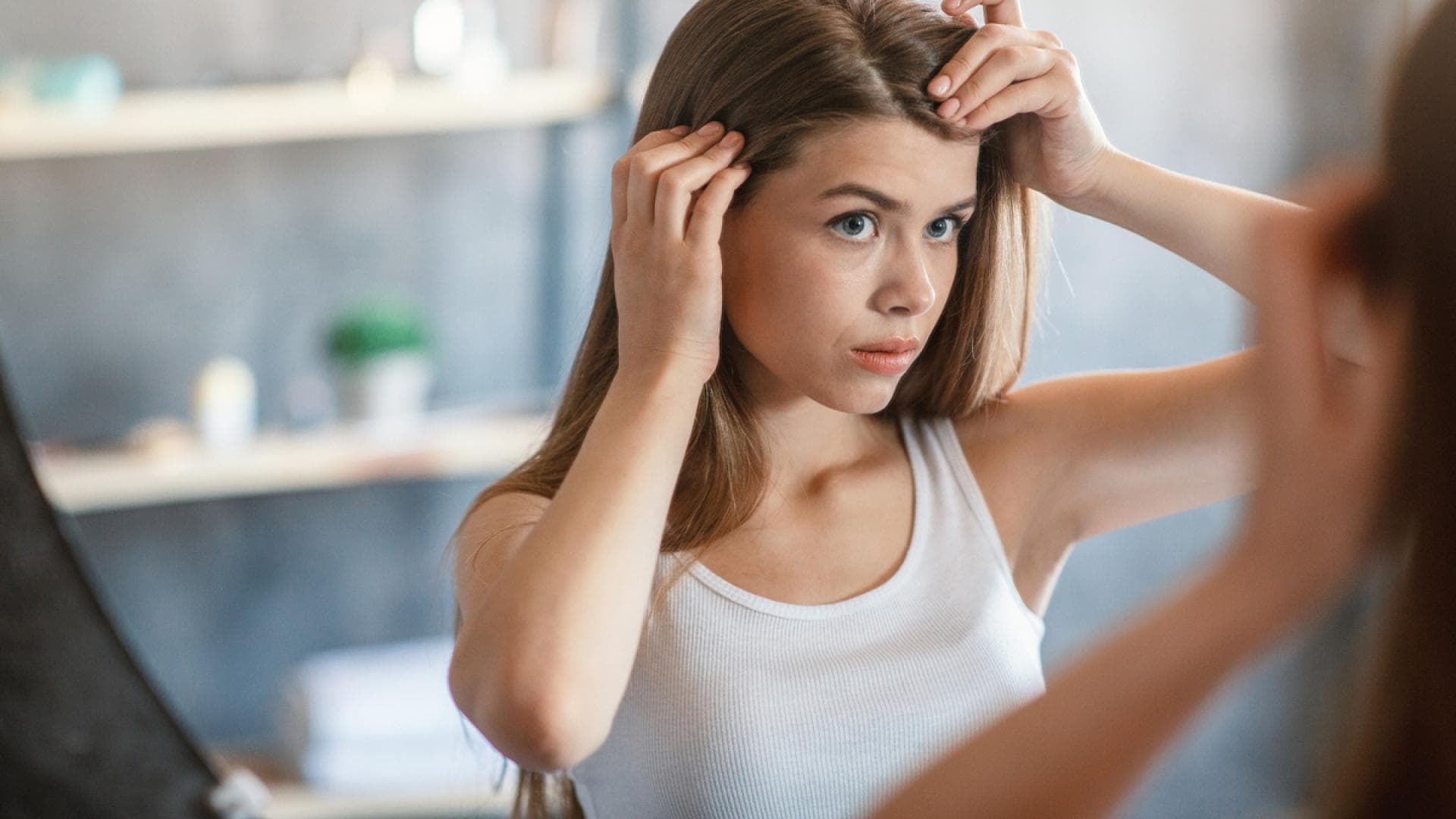 Frau begutachtet ihre Haare