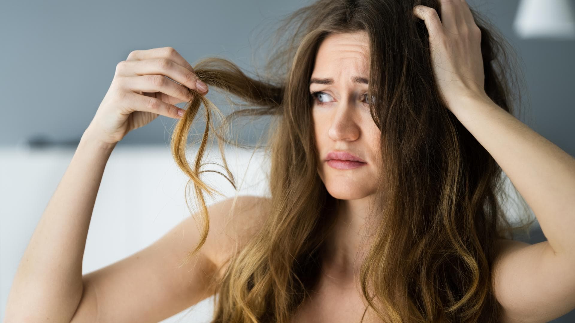 Frau begutachtet Haare