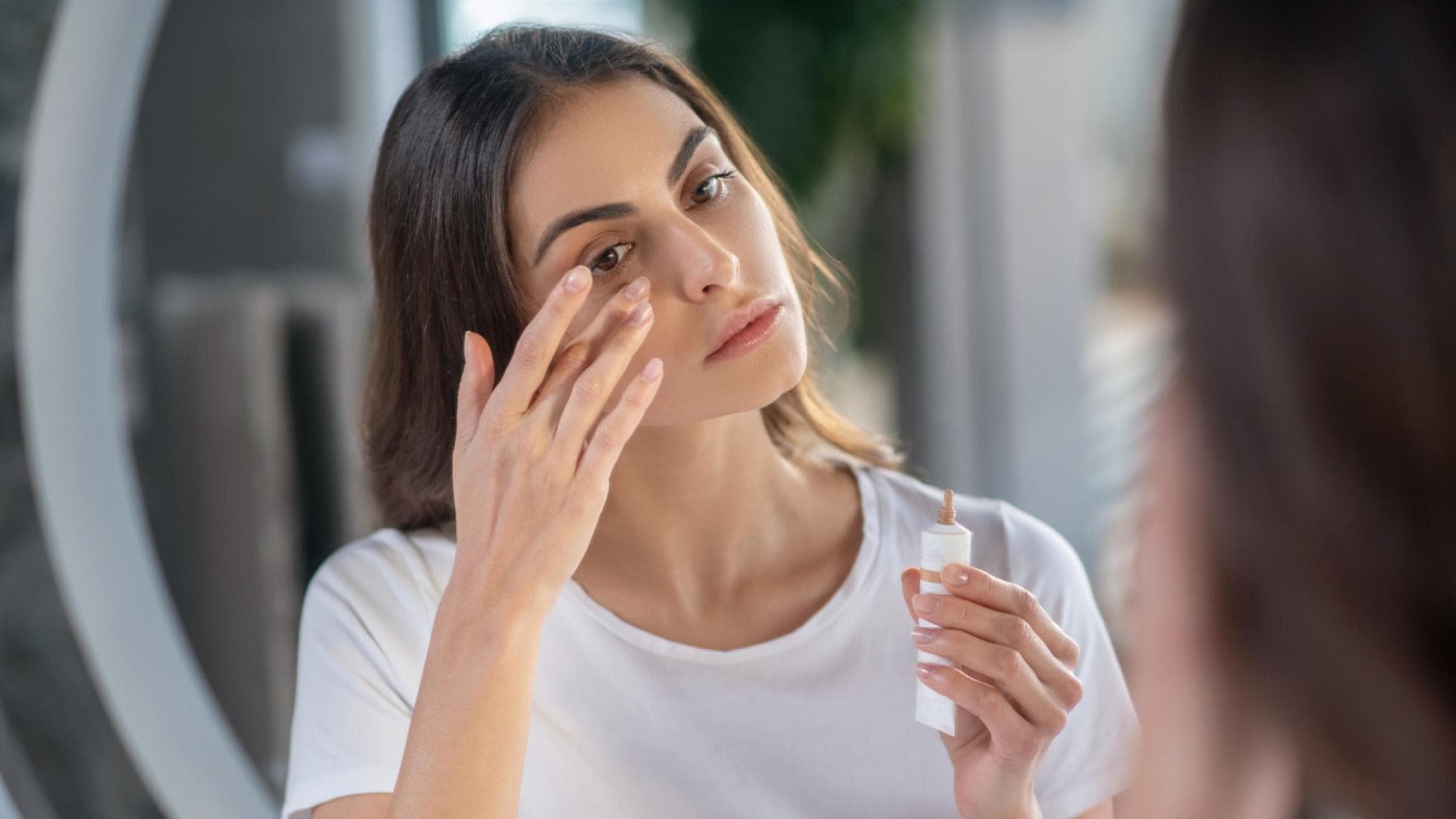 Frau verwendet Concealer