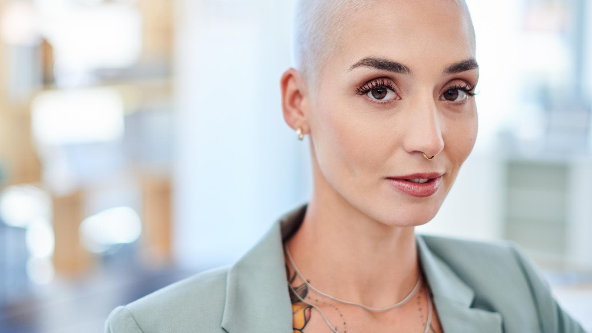 Frau mit Buzz Cut Frau mit Buzz Cut