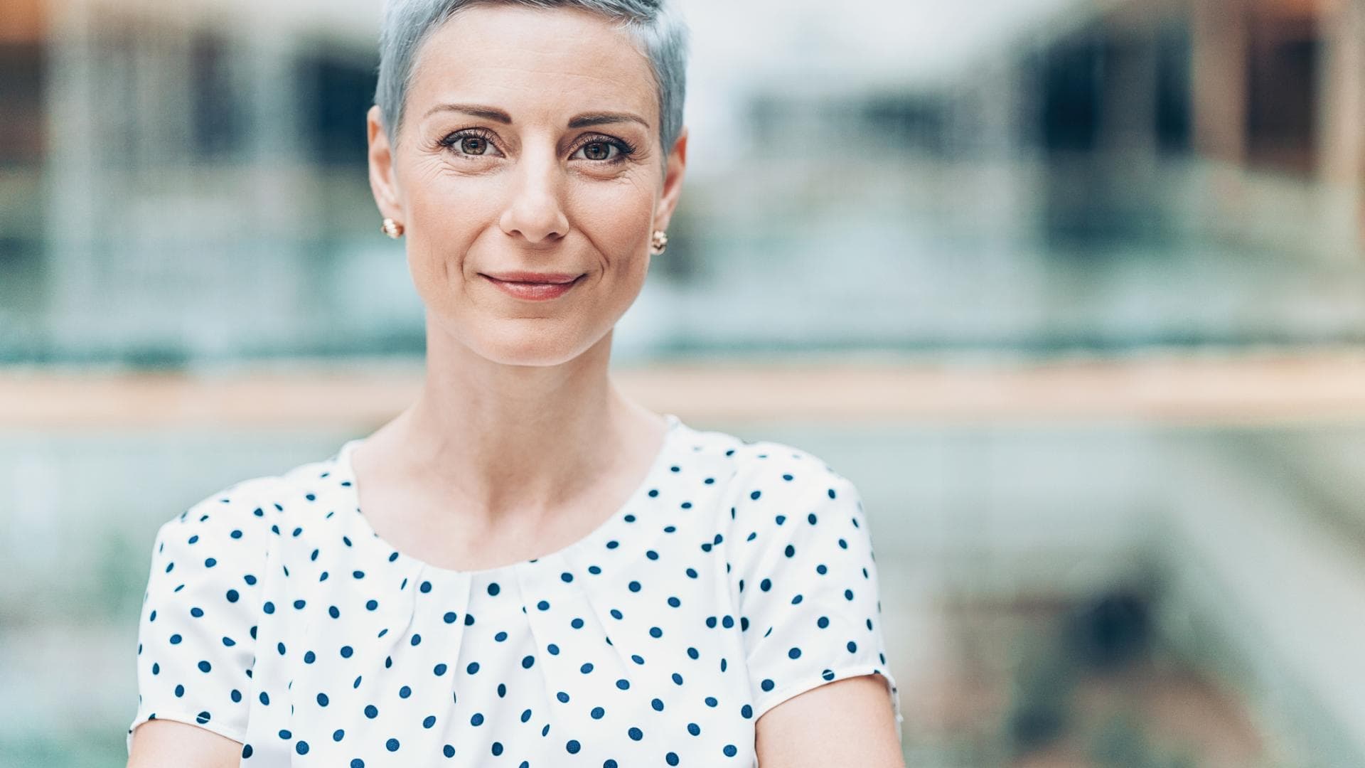 Frau mit Pixie Cut Frau mit Pixie Cut