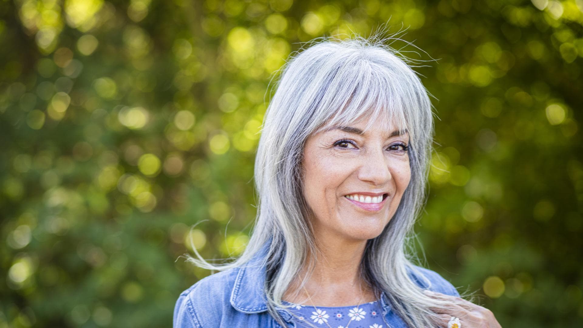 Grauhaarige Frau