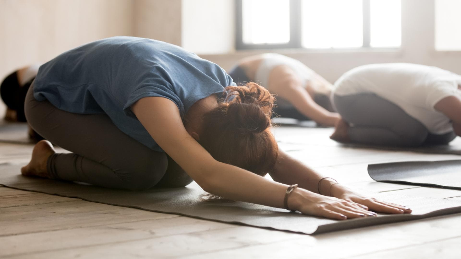 Frauen machen Yoga-Übungen