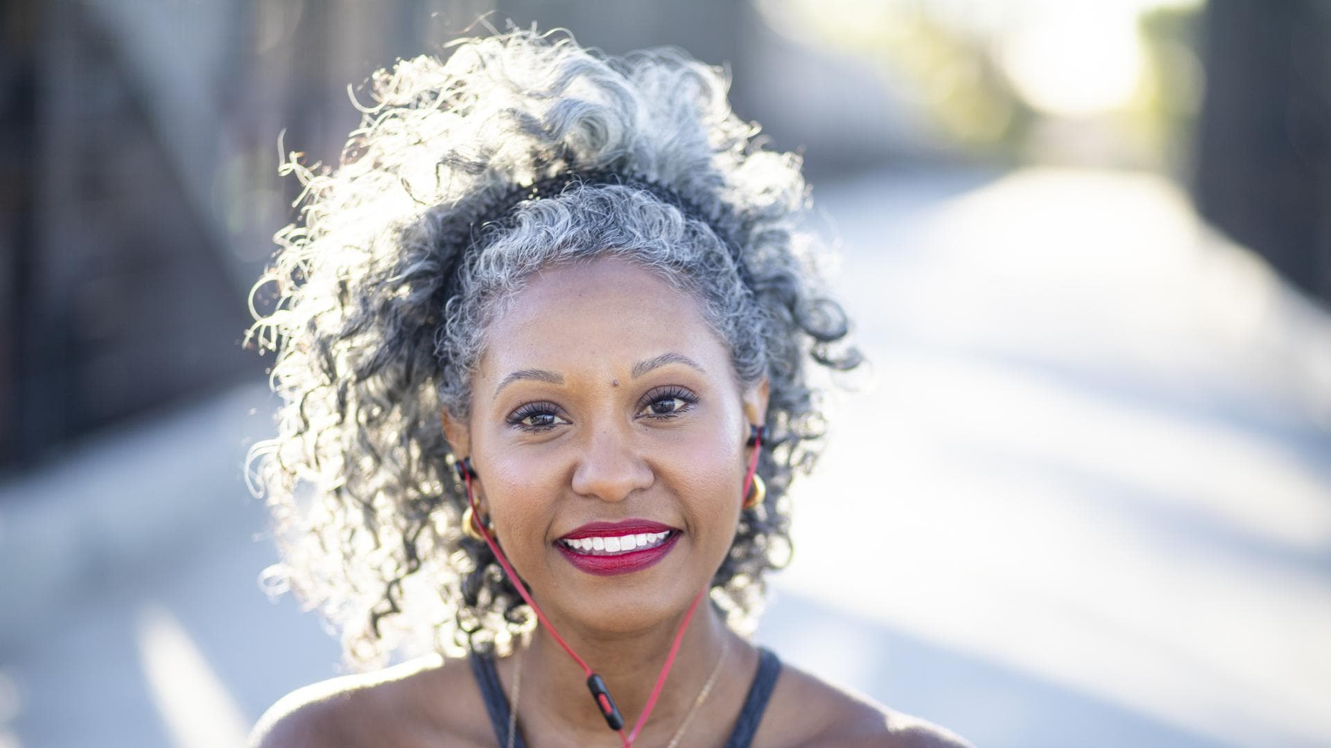 Portrait einer Frau mit grauen Haaren
