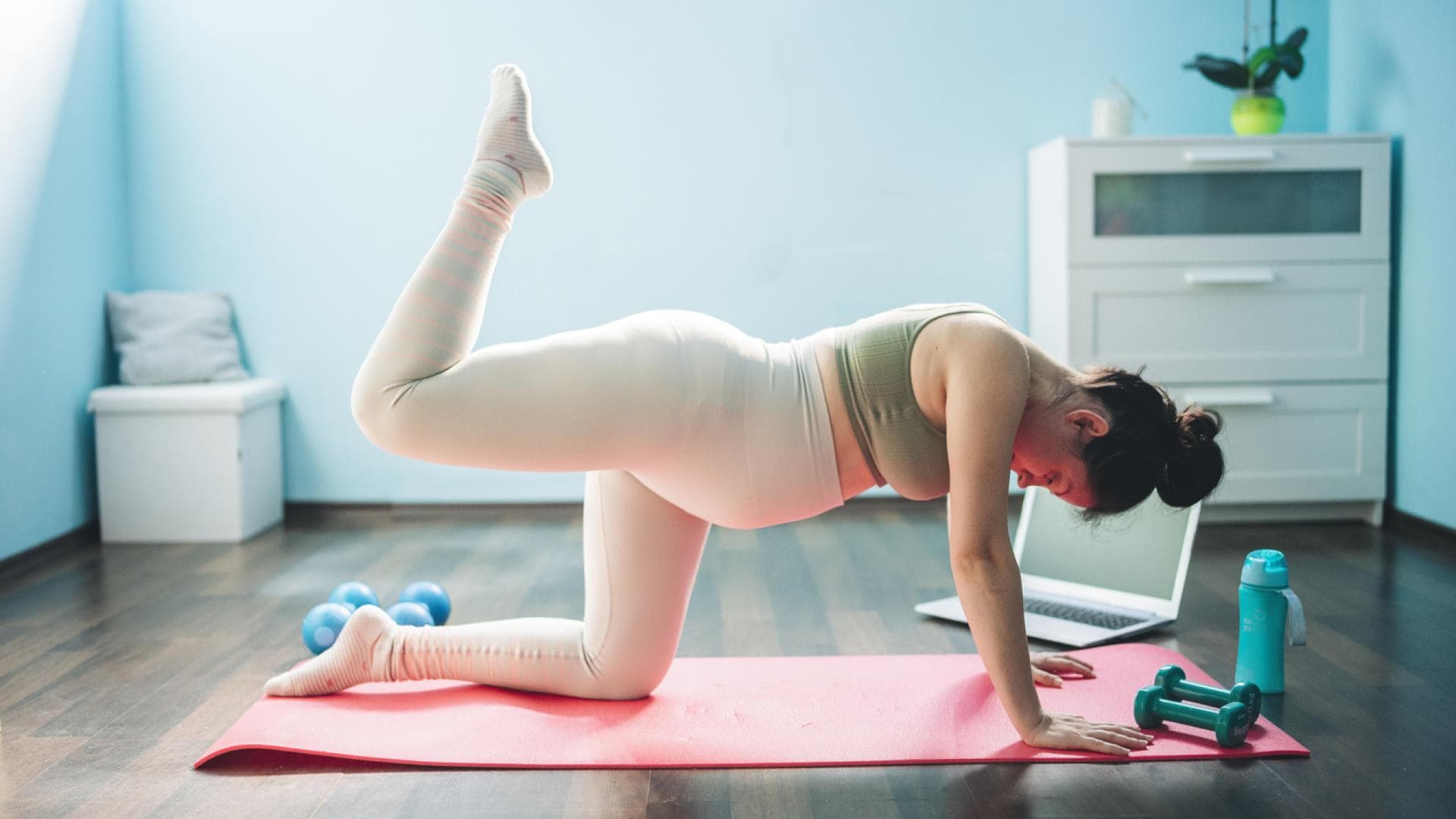 Schwangere Frau macht Sportübung