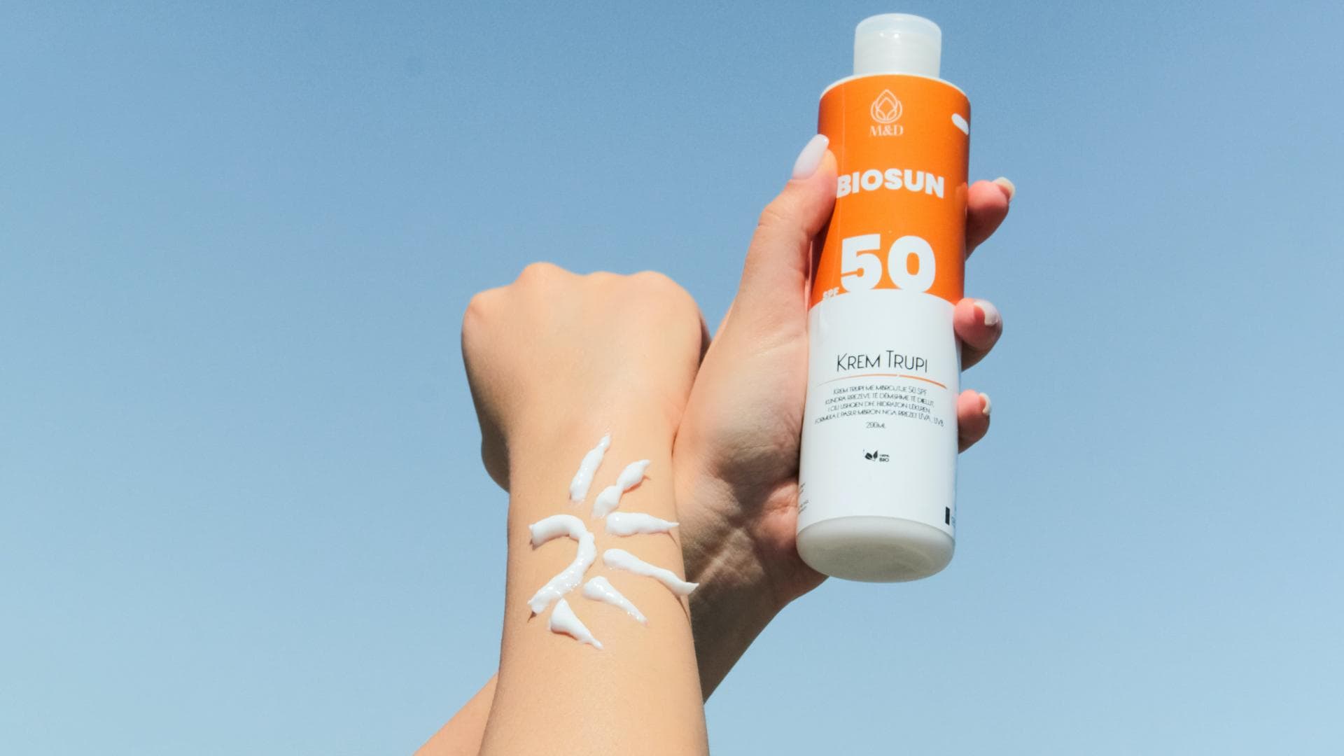 Sonnencreme auf einem Arm