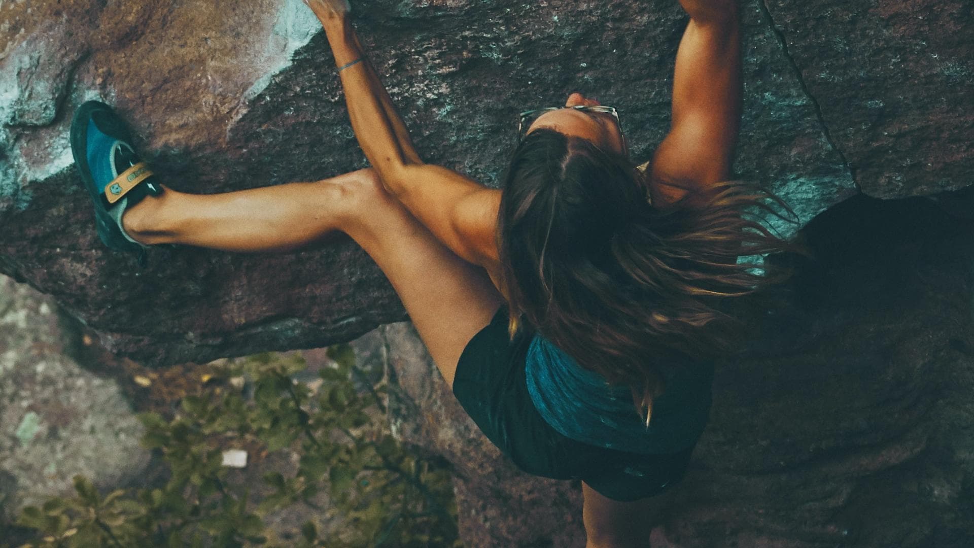 Frau beim Bouldern